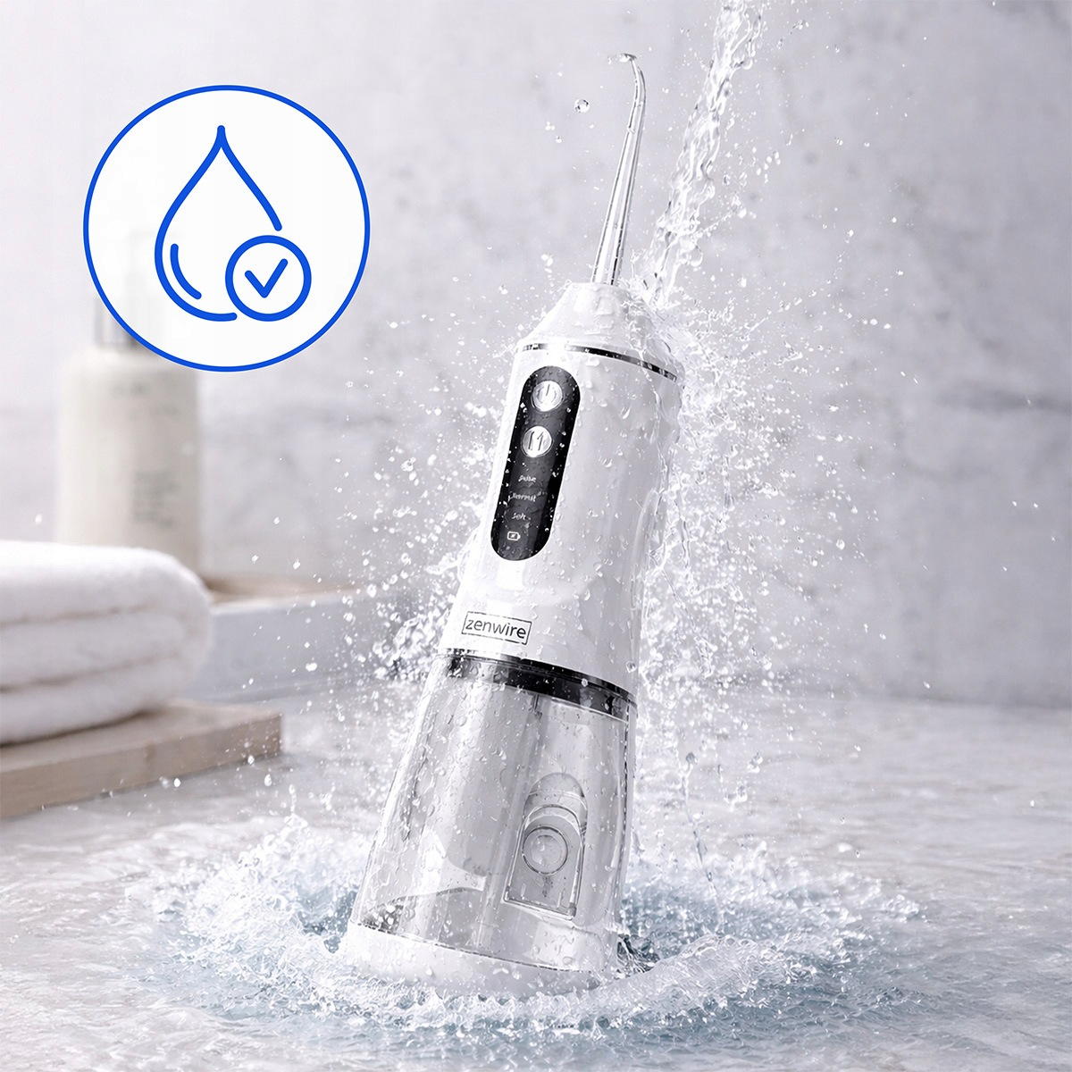 Un idropulsore bianco è nell'acqua, circondato da schizzi d'acqua e un'icona a goccia d'acqua blu.