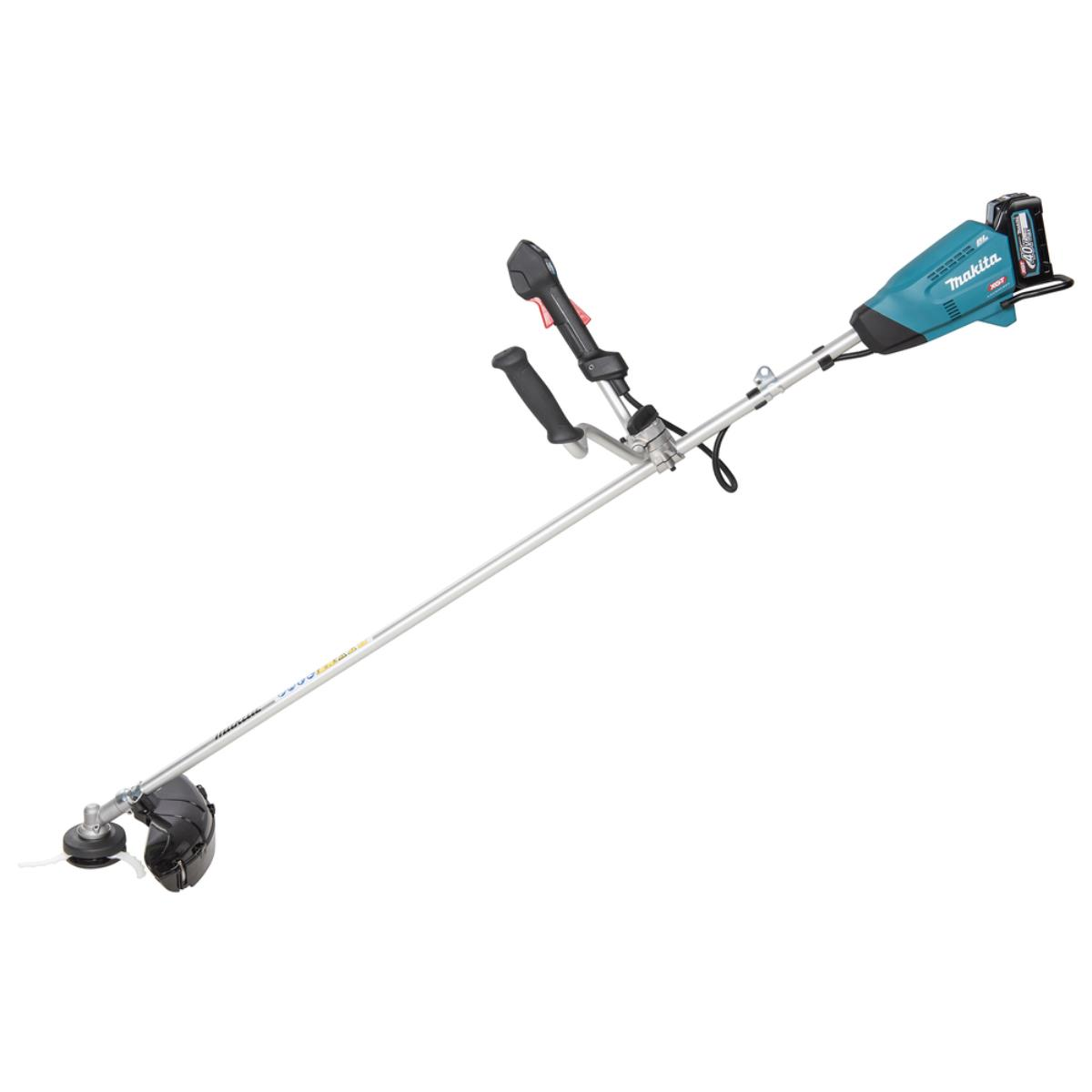 Blaue Makita Akku-Sense mit Metallstange, Griffen und schwarzem Schneidkopf auf weißem Hintergrund.
