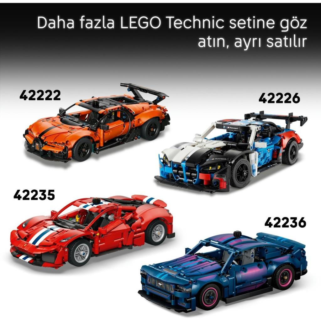 Turuncu, mavi-beyaz, kırmızı ve mavi renklerde set numaralarıyla dört farklı LEGO Technic araba.