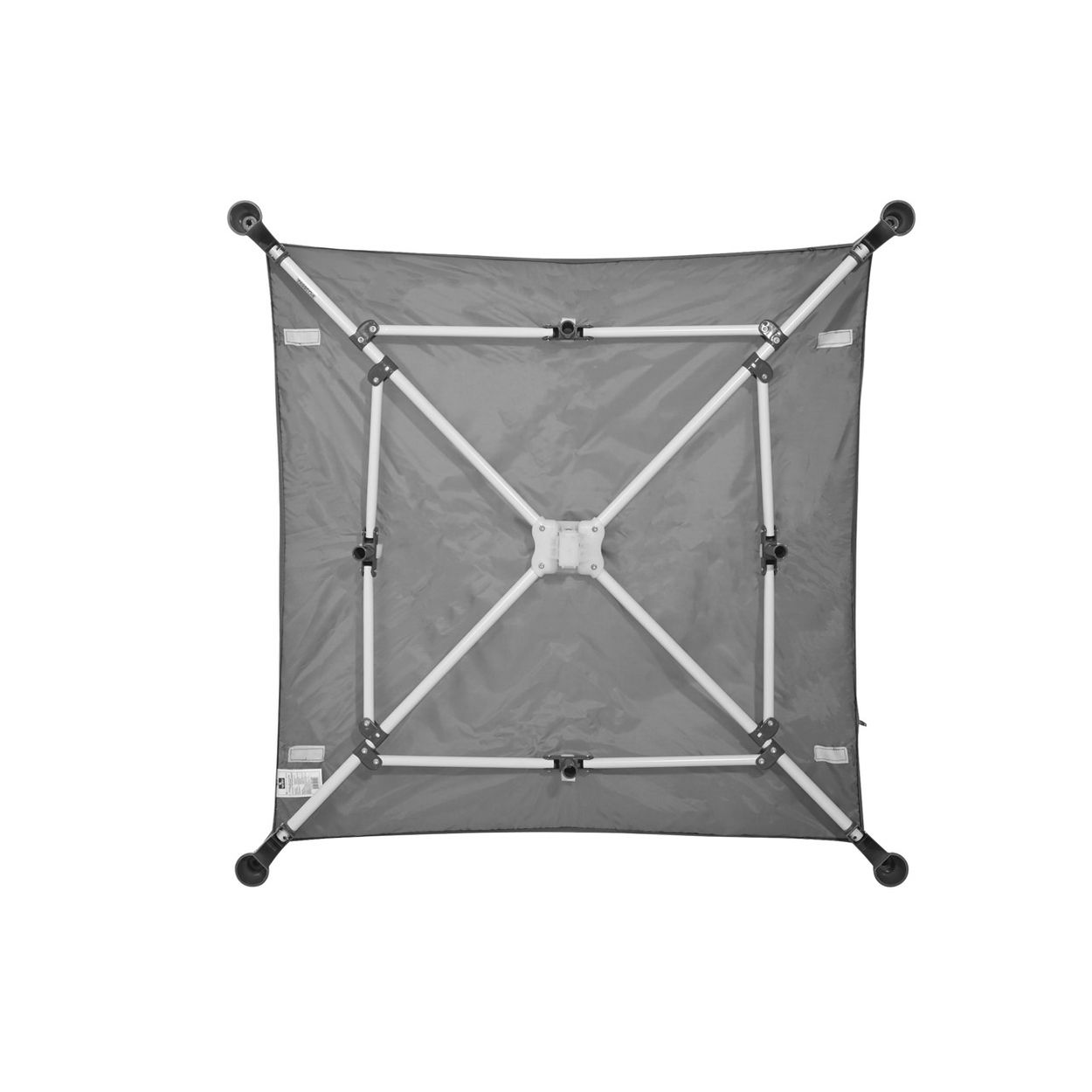 Ansicht von unten auf ein quadratisches, graues Baldachindach mit einem weißen Metallrahmen.
