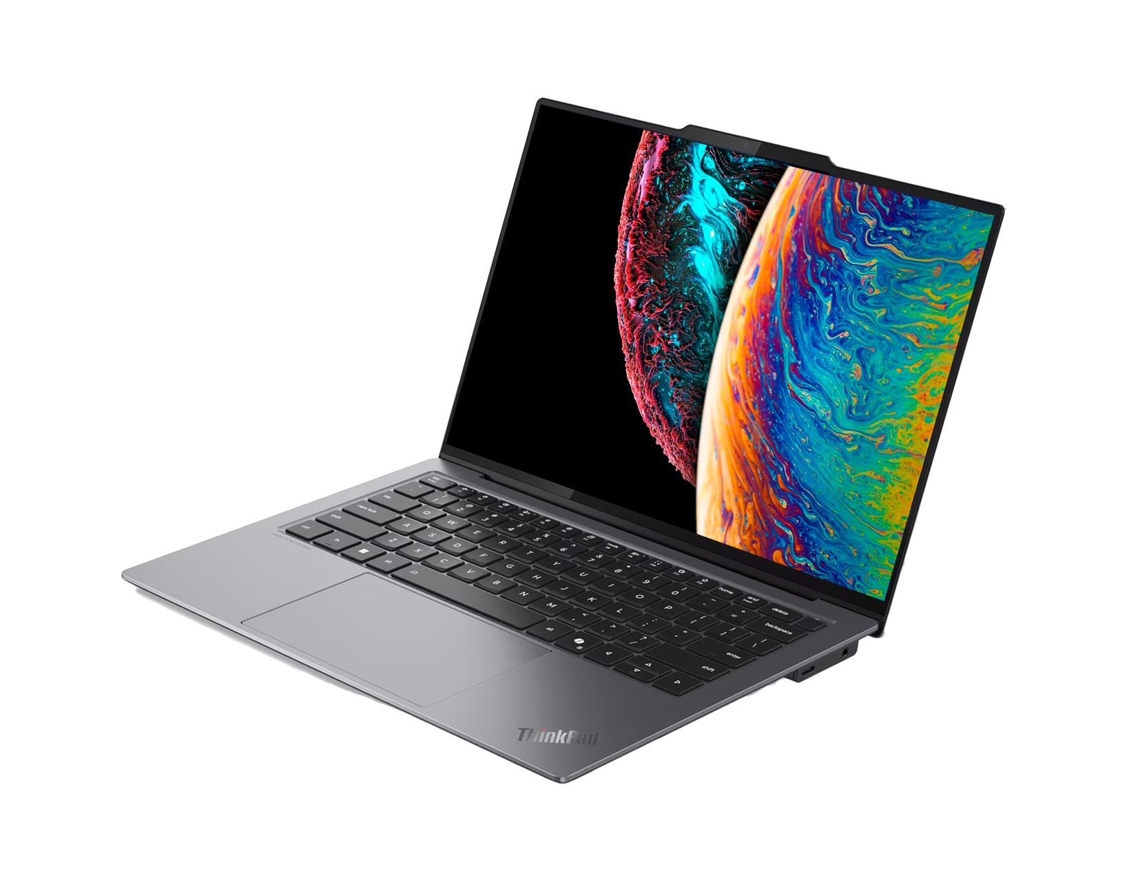 Gri bir ThinkPad dizüstü bilgisayar açık, beyaz bir arka plan üzerinde renkli, soyut bir duvar kağıdı gösteriyor.