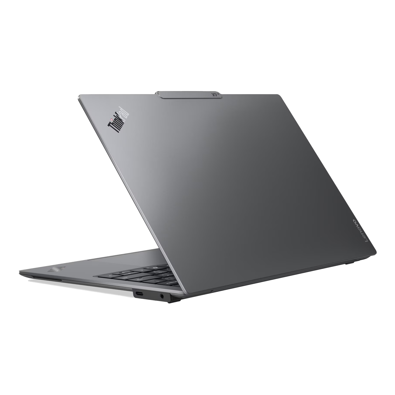 Beyaz arka planda kapalı arka açıyla gösterilen gri ThinkPad dizüstü bilgisayar.