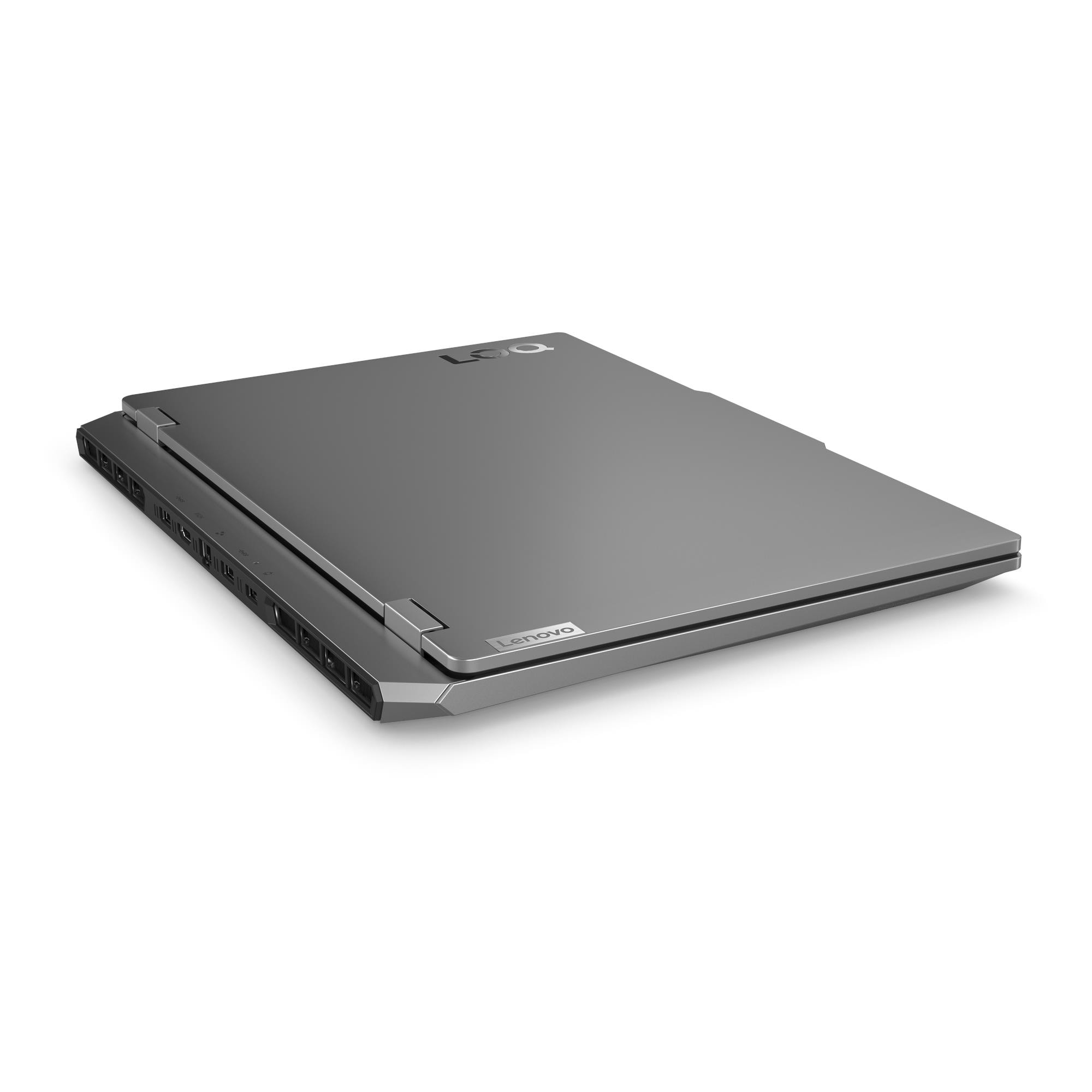 Beyaz arka planda kapalı gri bir Lenovo dizüstü bilgisayar, yan bağlantı noktaları görünüyor.