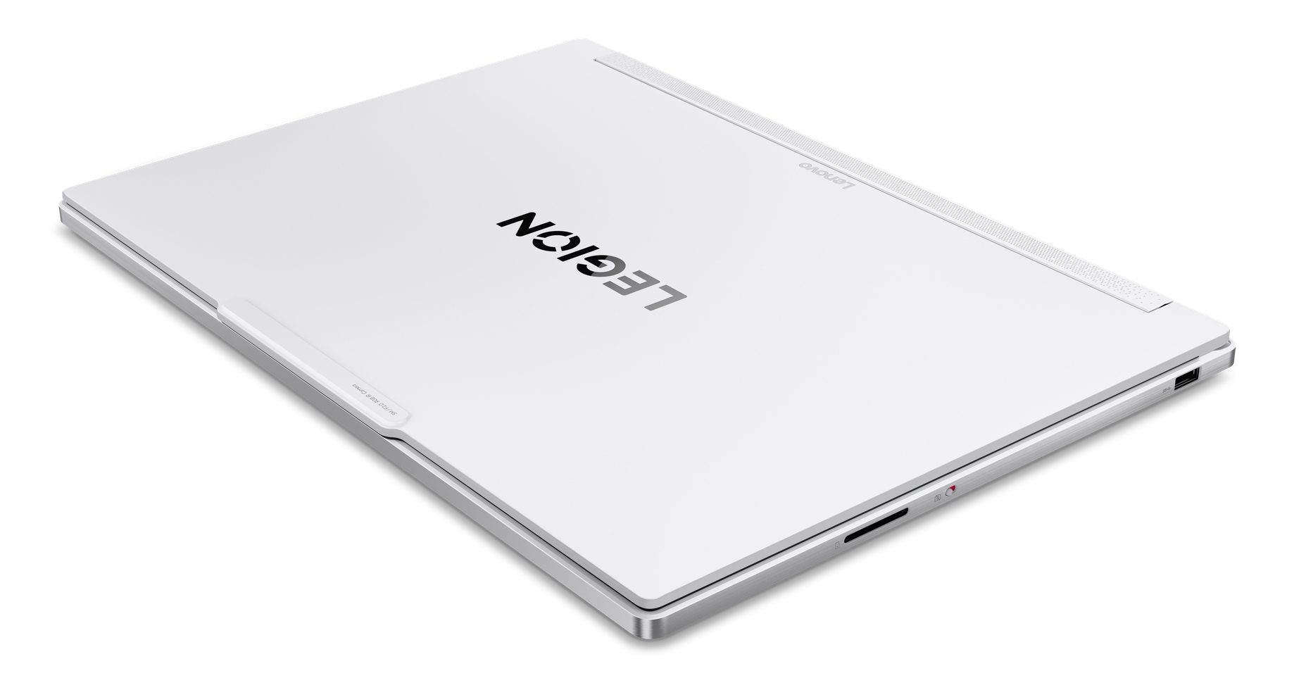 Ein geschlossener weißer Lenovo Legion Laptop liegt auf einer weißen Oberfläche mit sichtbarem Logo und Anschlüssen.