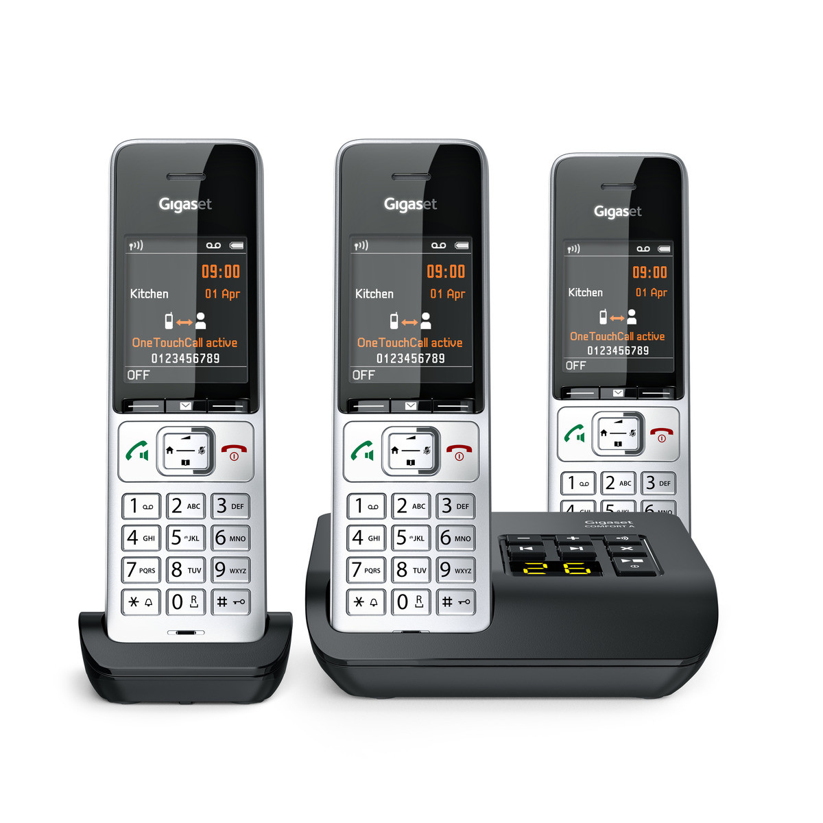 Tre telefoni cordless Gigaset argentati con base nera e display illuminati su sfondo bianco.