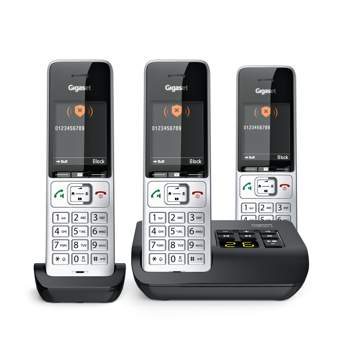 Tre telefoni cordless Gigaset argento e neri in basi di ricarica su sfondo bianco.