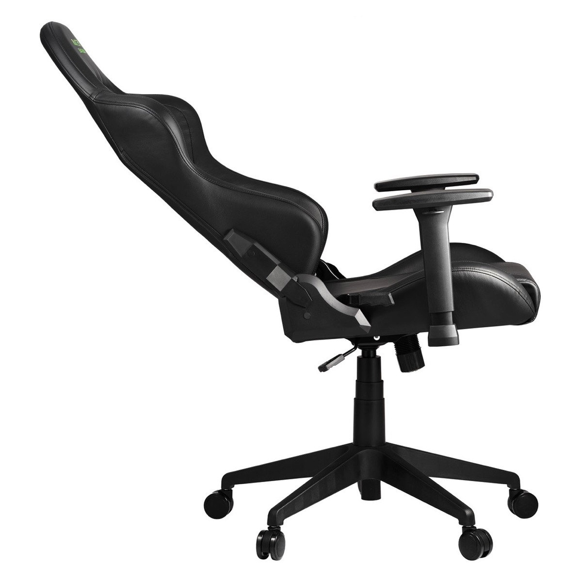 Una sedia da gaming nera con schienale alto, braccioli e rotelle su sfondo bianco.