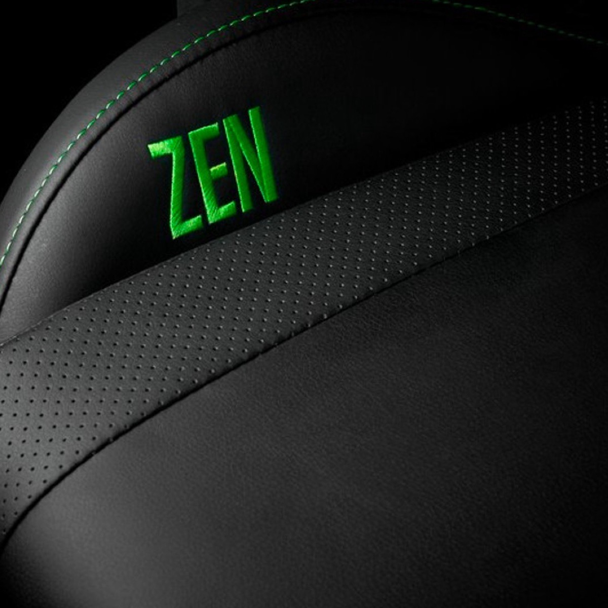 Sedile in pelle nera con cuciture verdi e la parola ricamata 'ZEN'.