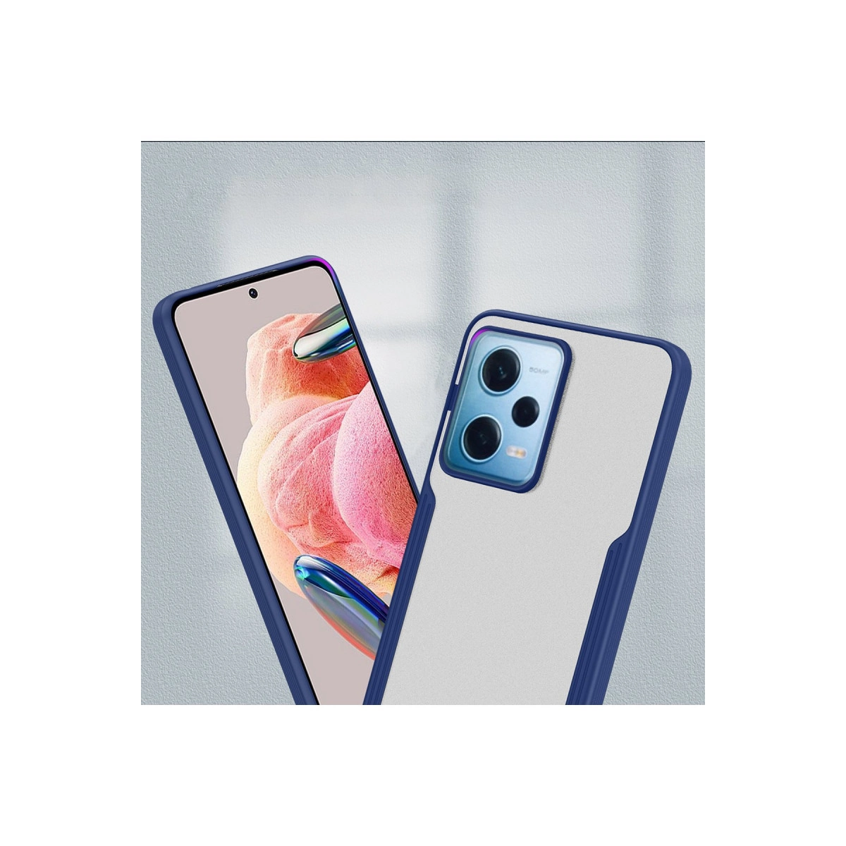 Nötr bir arka plan önünde mavi koruyucu kılıflı iki akıllı telefon.