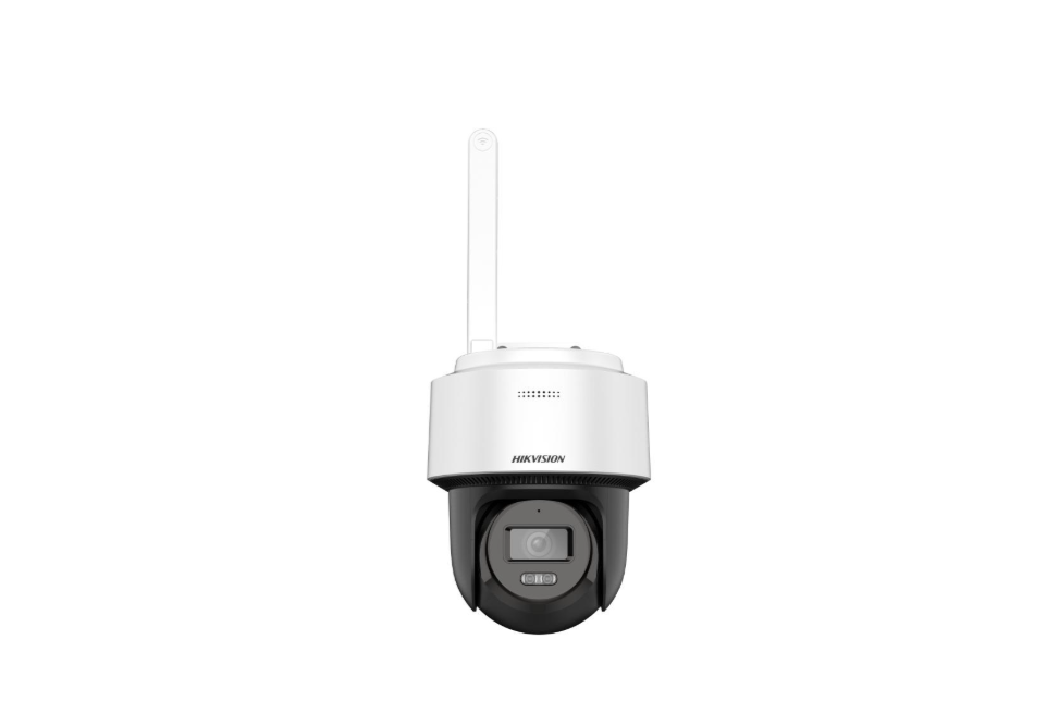 Beyaz arkaplanda antenli beyaz ve siyah Hikvision güvenlik kamerası.
