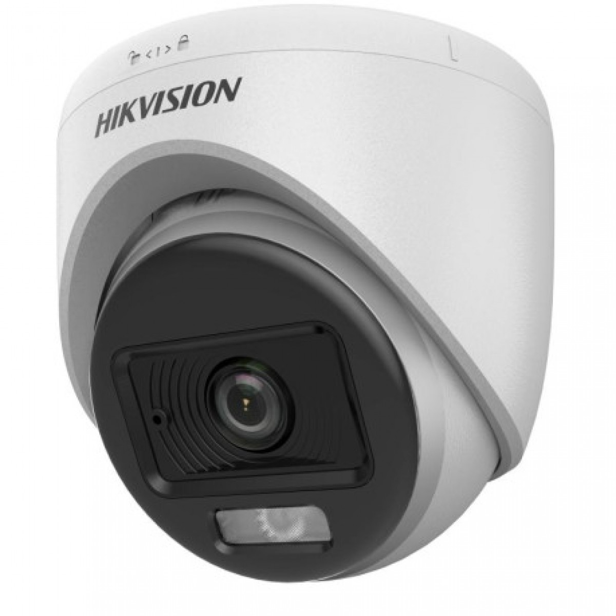 Düz beyaz arka plan önünde beyaz bir Hikvision güvenlik kubbe kamerası.