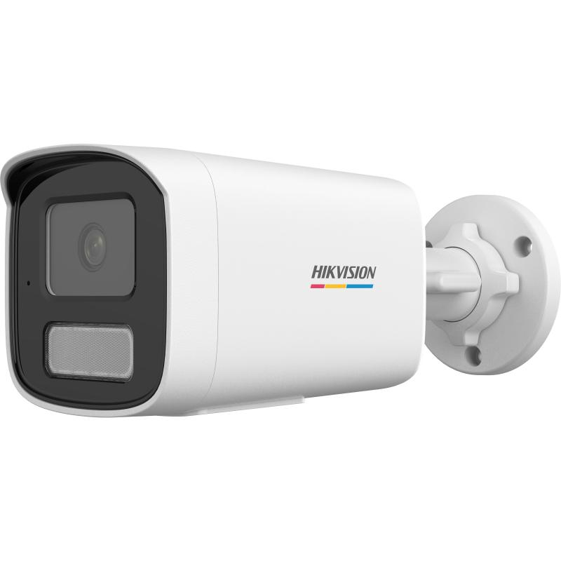 Beyaz arka plan önünde duvar montajlı beyaz bir Hikvision güvenlik kamerası.