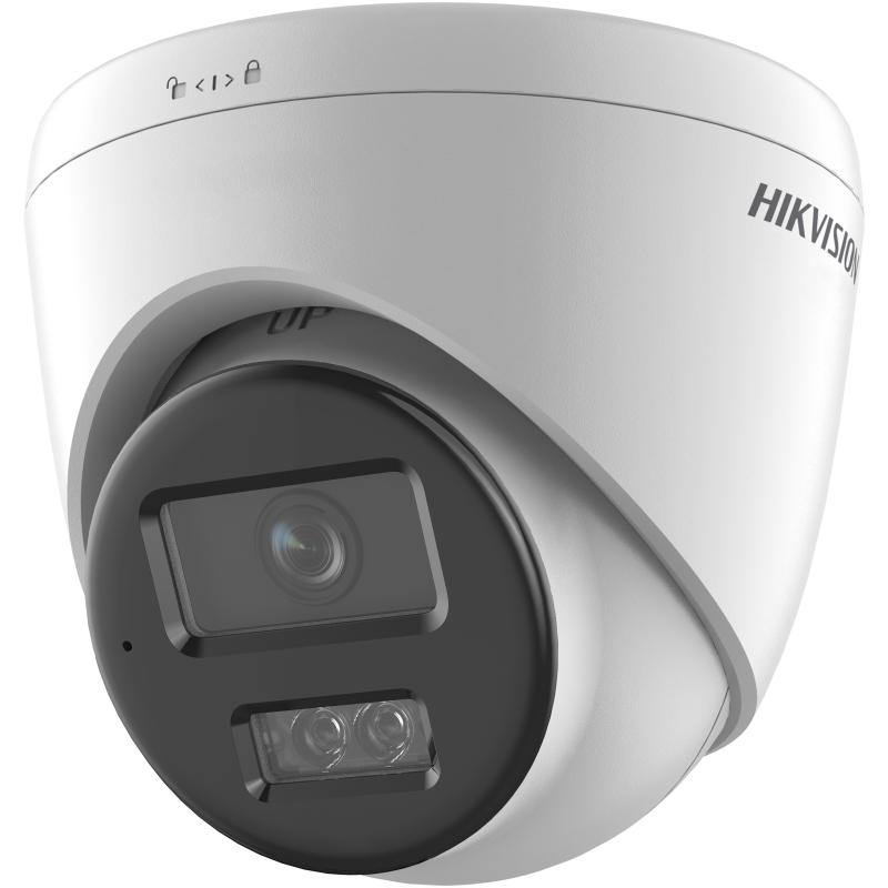 Açık renkli arka planda siyah lens modülü ve çift sensörlü beyaz bir Hikvision dome güvenlik kamerası.