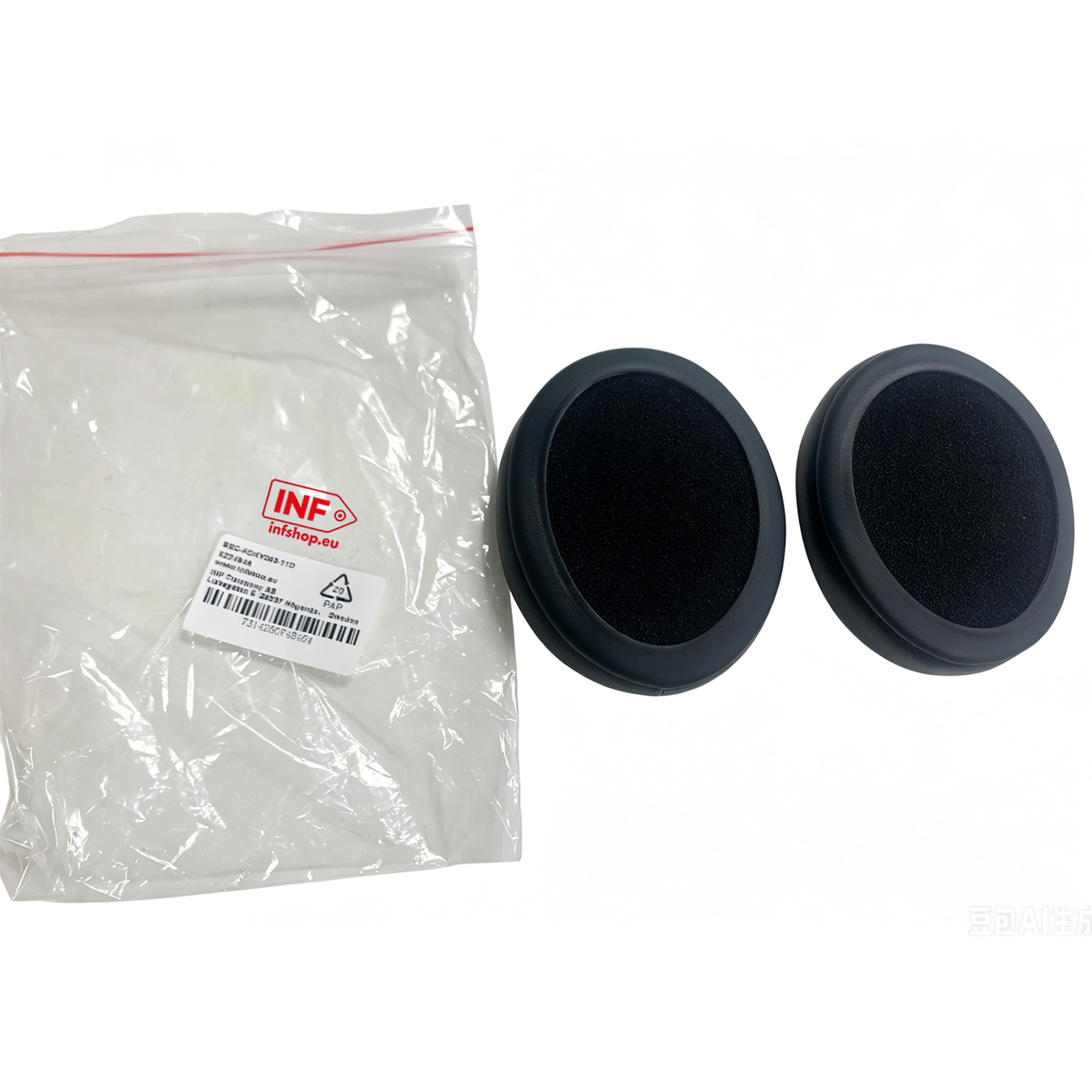 Zwei runde schwarze Ohrpolster neben einer Plastiktüte mit Etikett auf weißem Grund.
