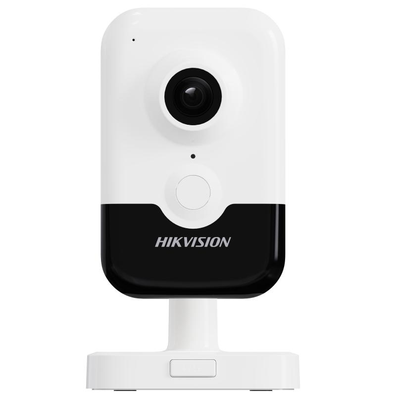 Beyaz arka plan önünde duran beyaz bir Hikvision güvenlik kamerası.
