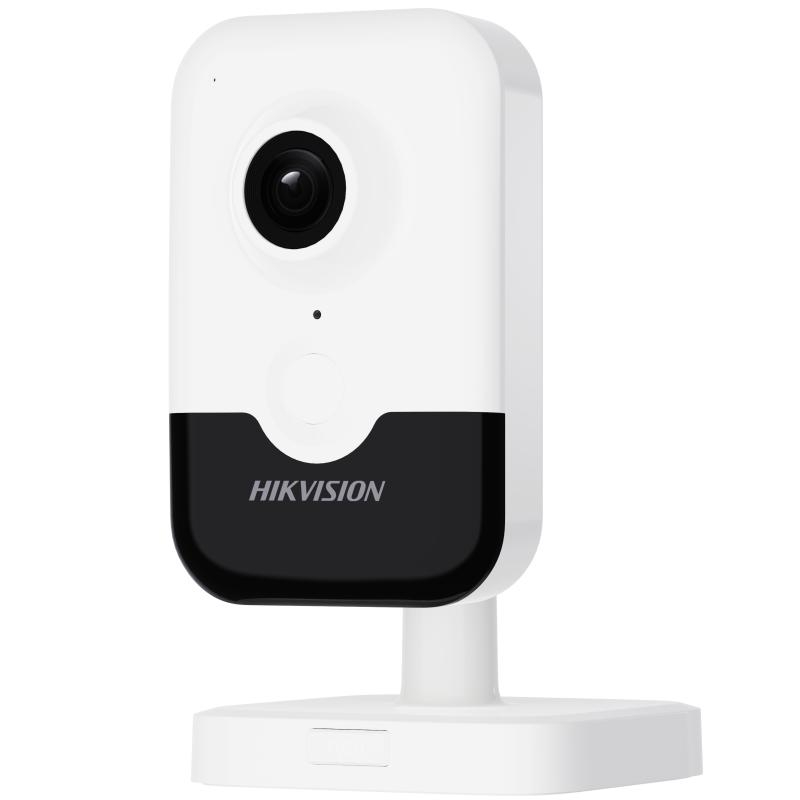 Siyah alt kısmı olan beyaz bir Hikvision güvenlik kamerası, dikdörtgen beyaz bir taban üzerinde duruyor.