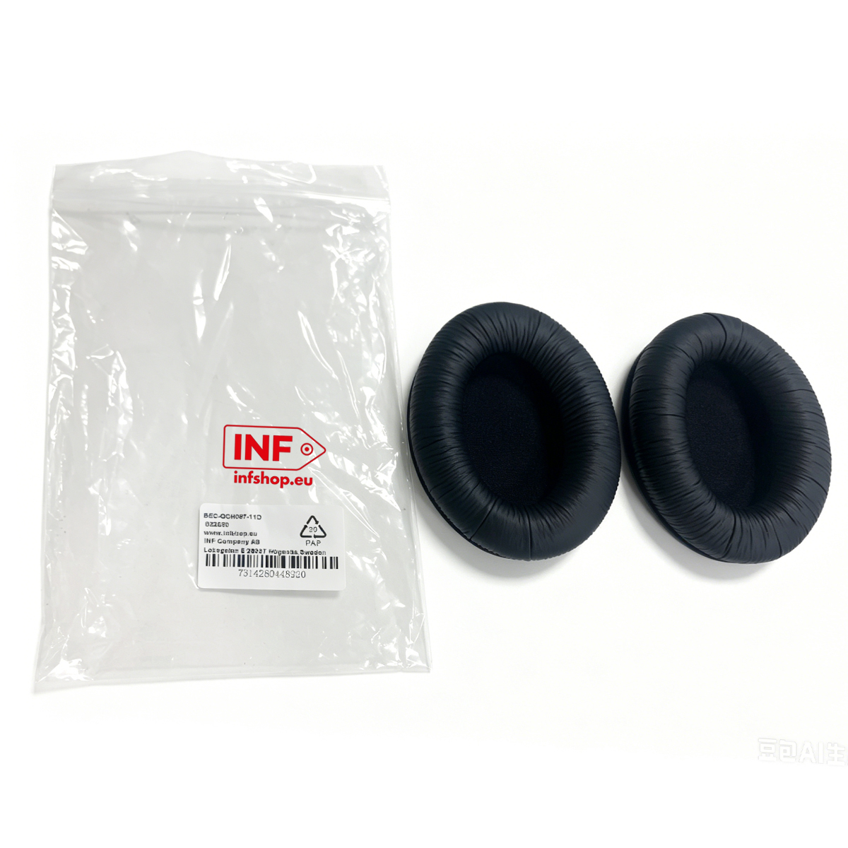 Due cuscinetti auricolari neri per cuffie e un sacchetto di plastica trasparente con etichetta.