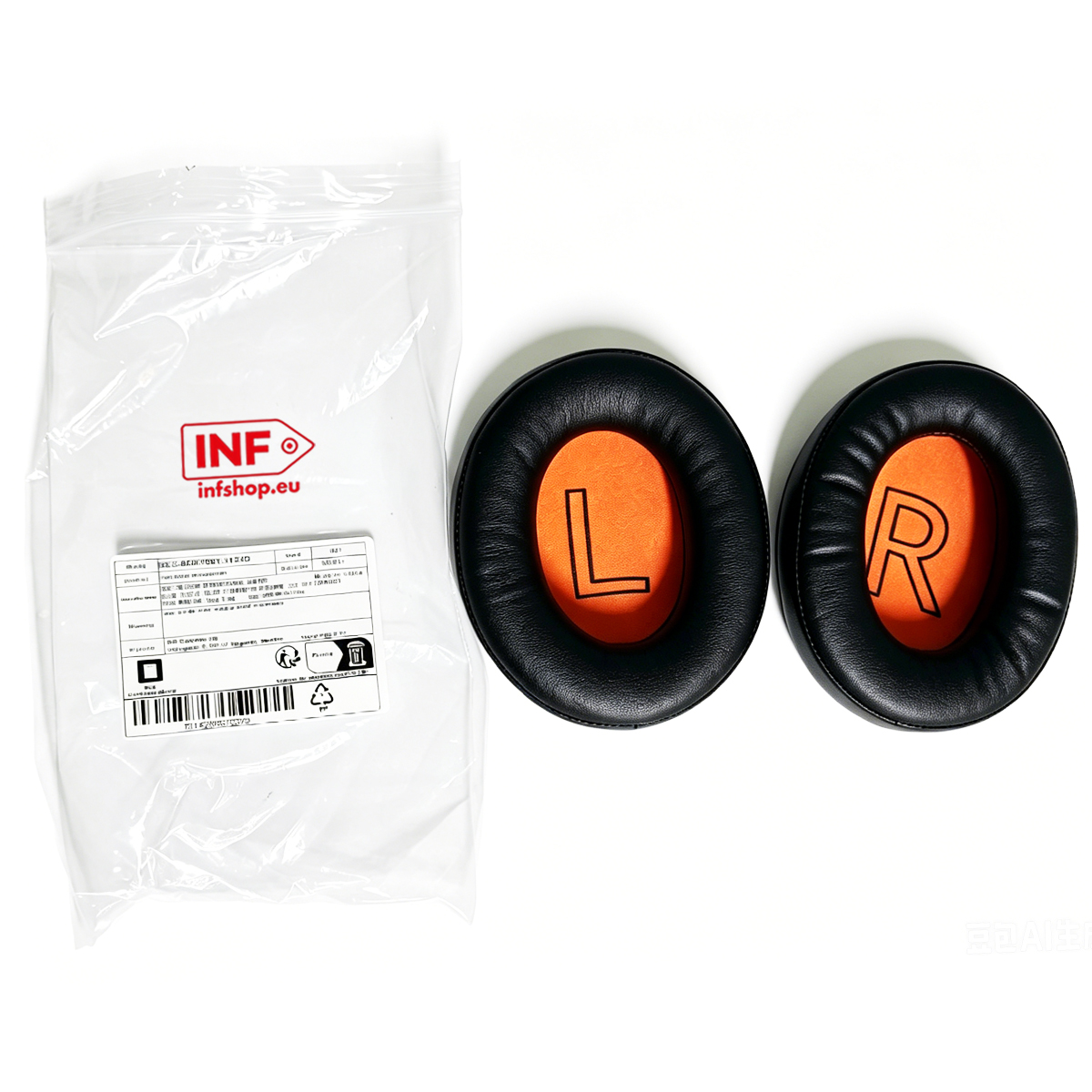 Zwei schwarze Lederohrkissen mit orangem Innennetz, mit L und R, neben einer Plastiktüte mit Etikett.