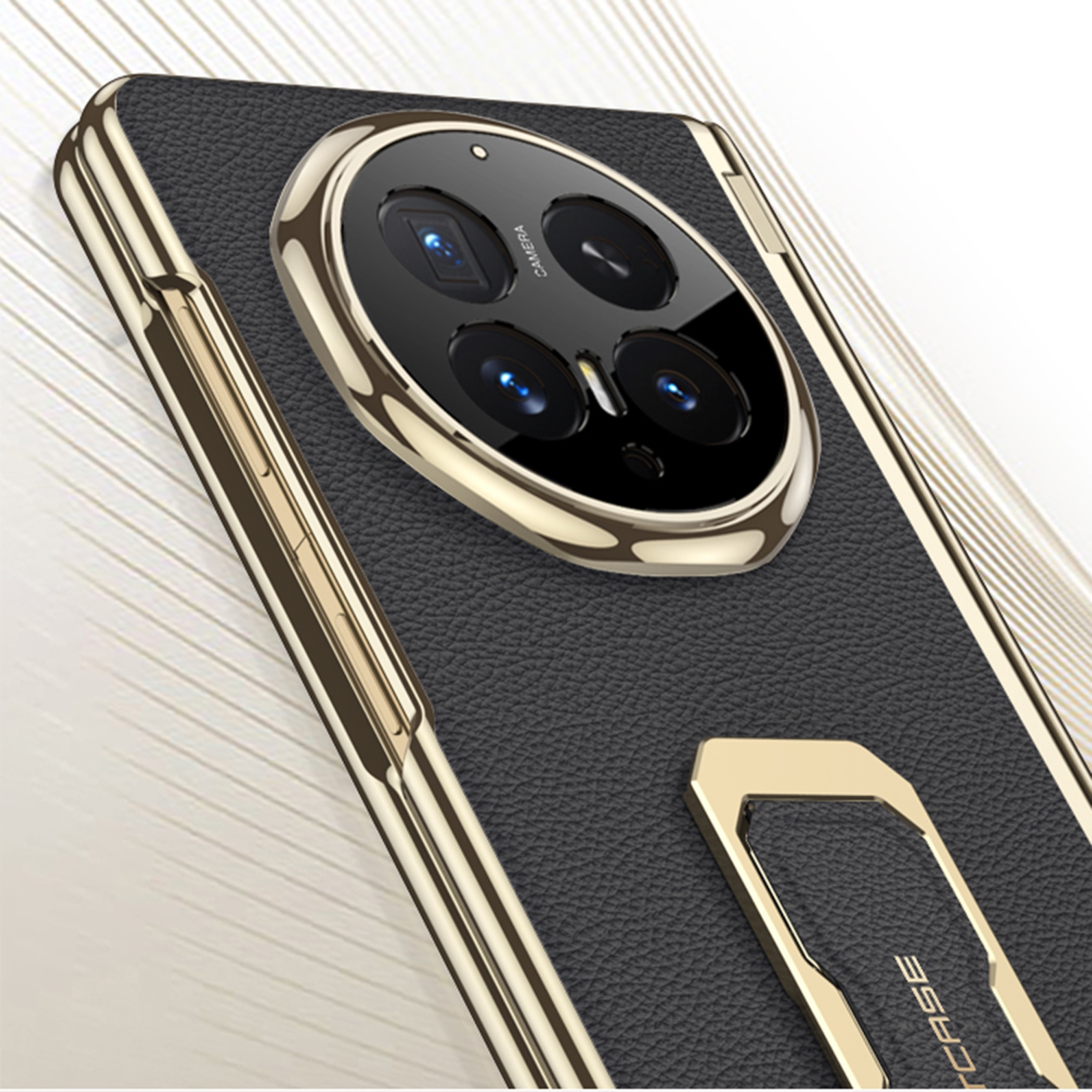 Ein Smartphone mit schwarzer Lederhülle, goldenem Rand und großer runder Kamera auf gestreiftem Hintergrund.