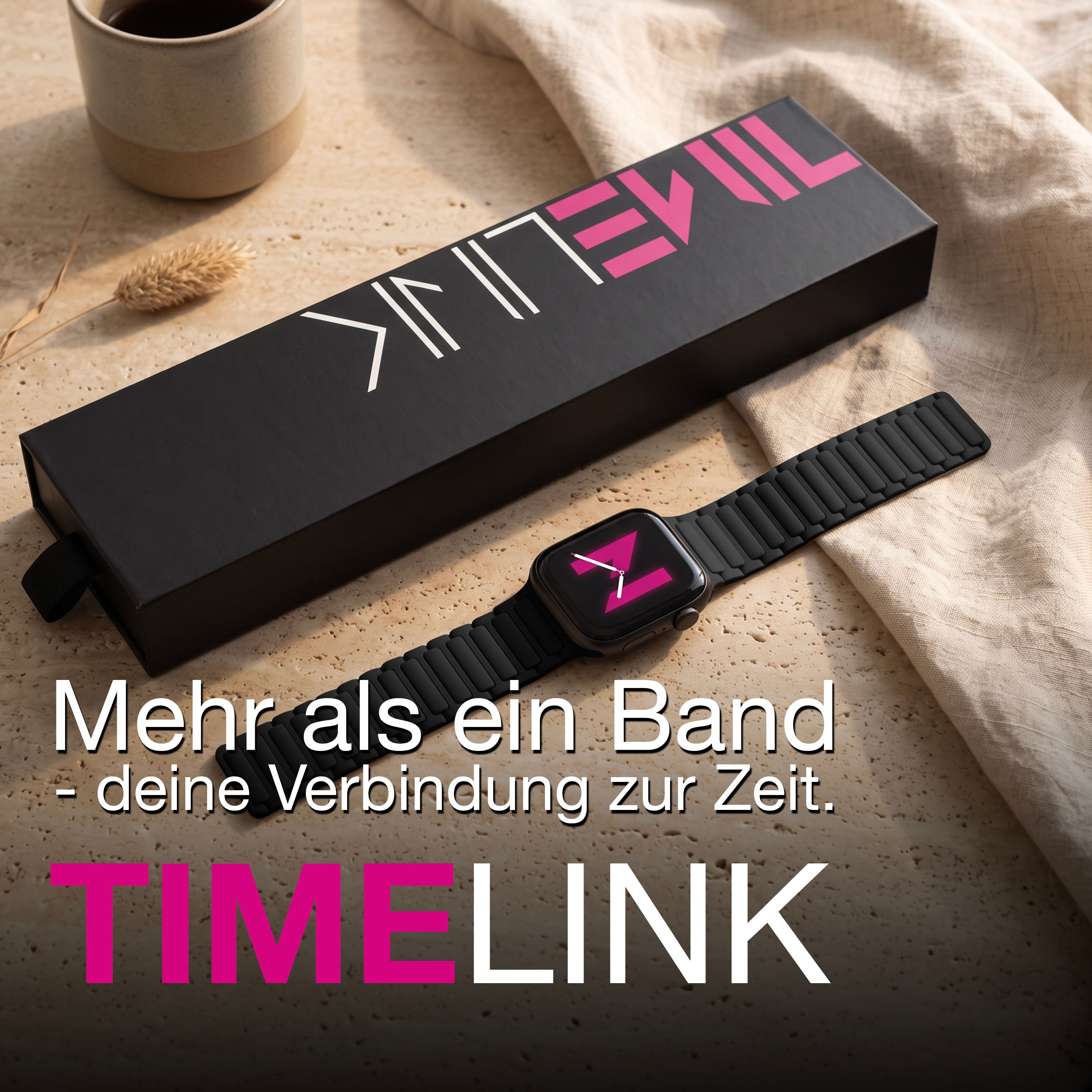 Eine schwarze Smartwatch mit Armband liegt neben einer schwarzen Box mit rosa Logo auf einem hellen Untergrund.