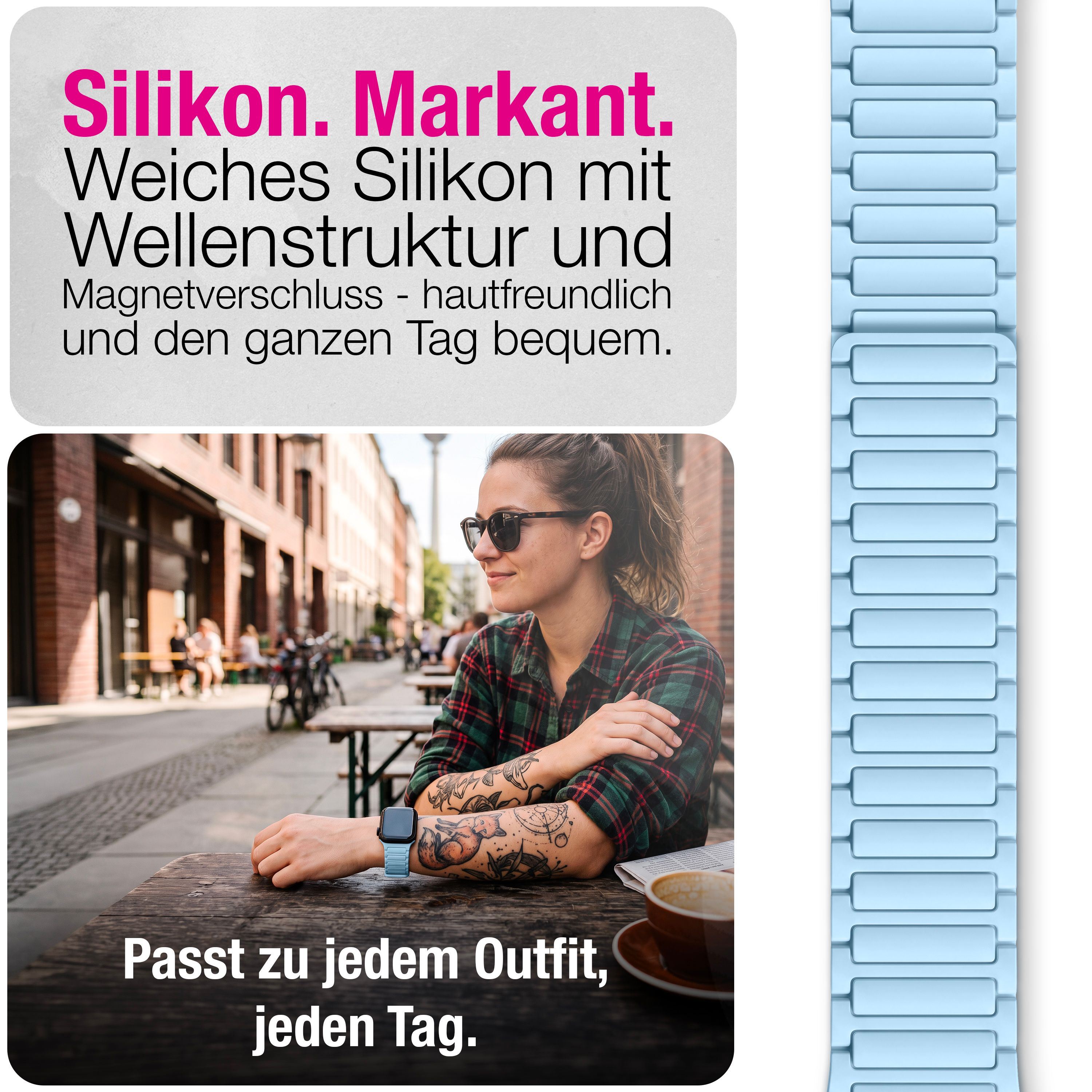 Eine Frau mit Tattoos und Smartwatch sitzt in einem Straßencafé neben einem hellblauen Silikonarmband.