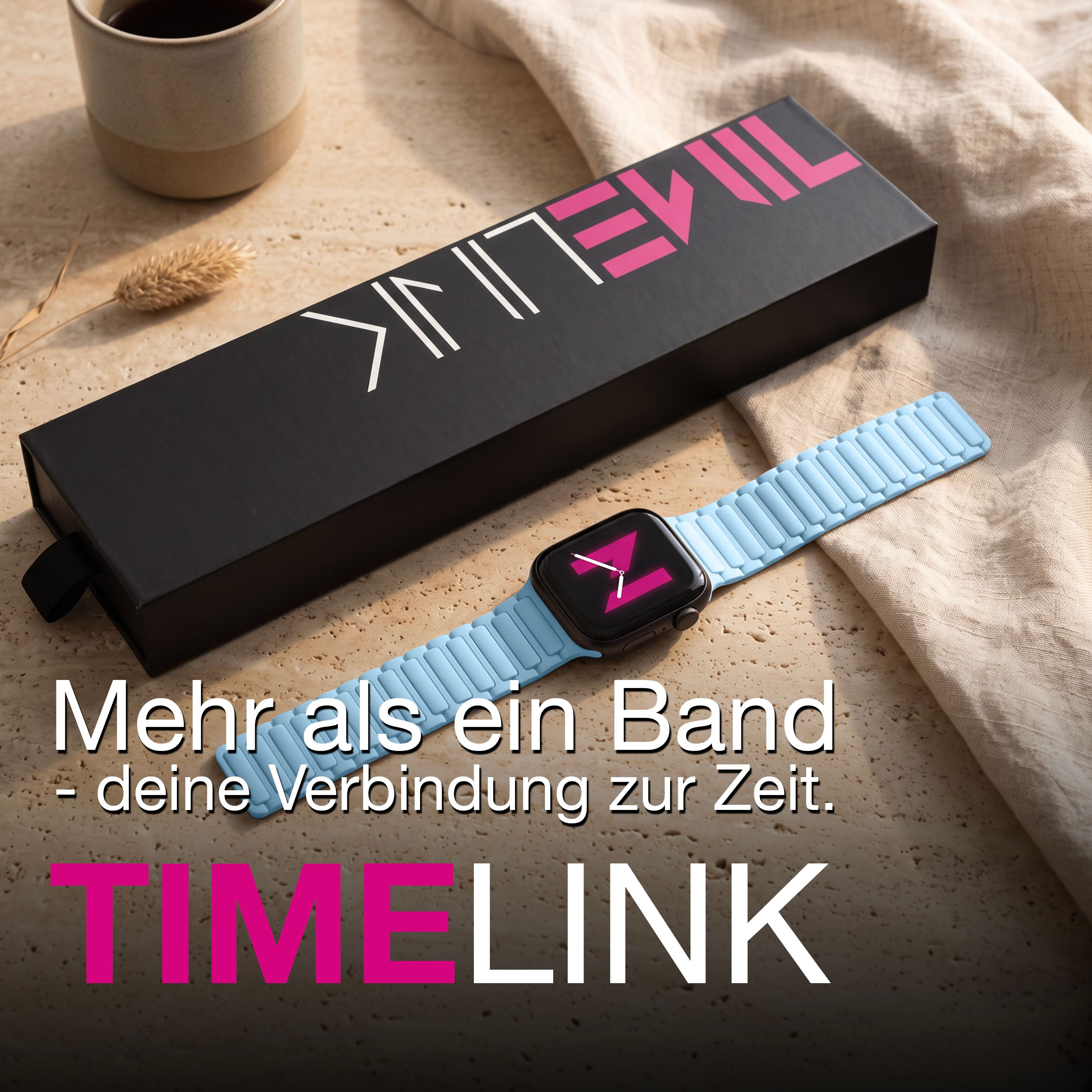 Eine hellblaue Smartwatch liegt neben einer schwarzen Verpackung auf einem Tisch, mit Becher und Textoverlay.