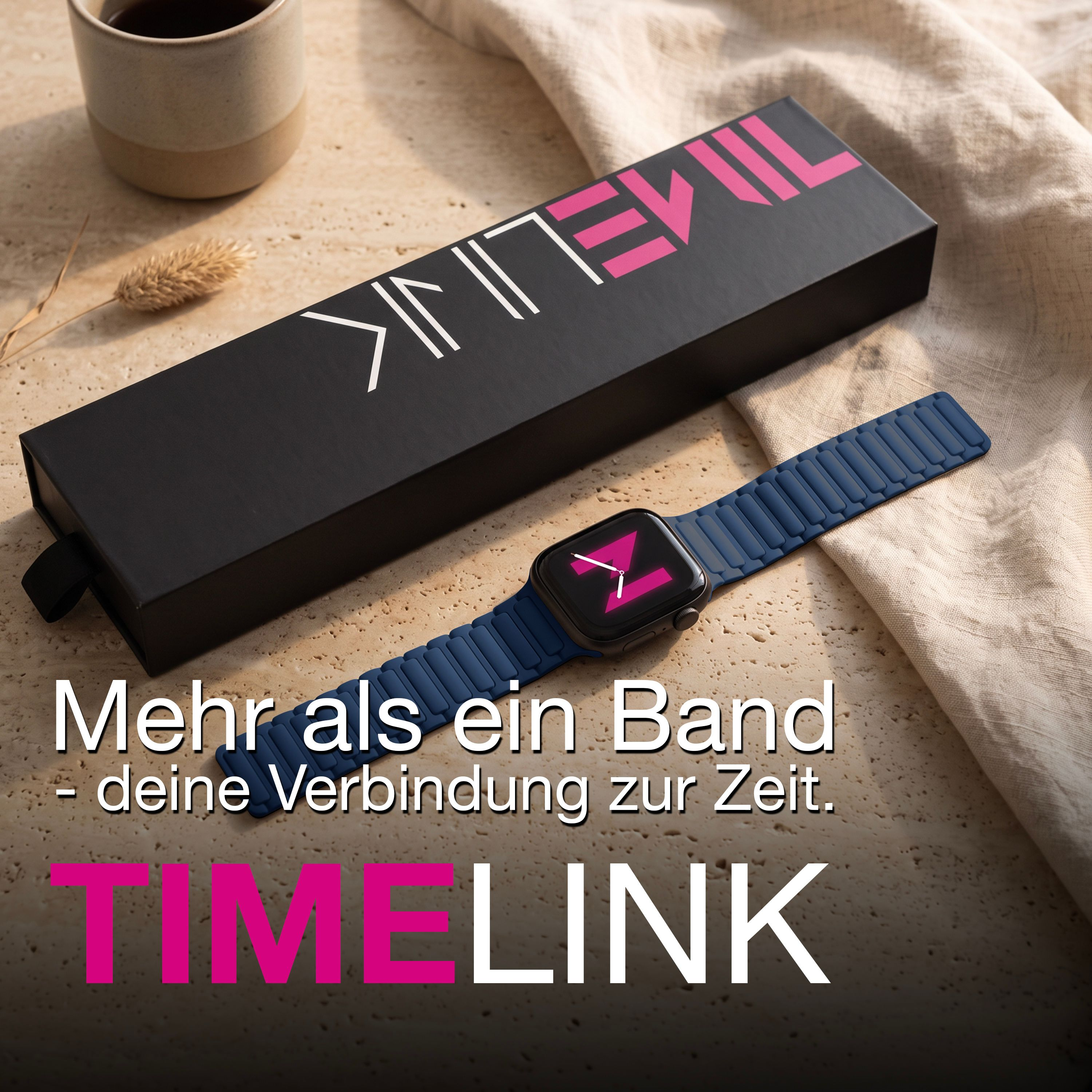 Blaue Smartwatch mit schwarzer Schachtel, Tasse und Text auf sandfarbenem Stoff.