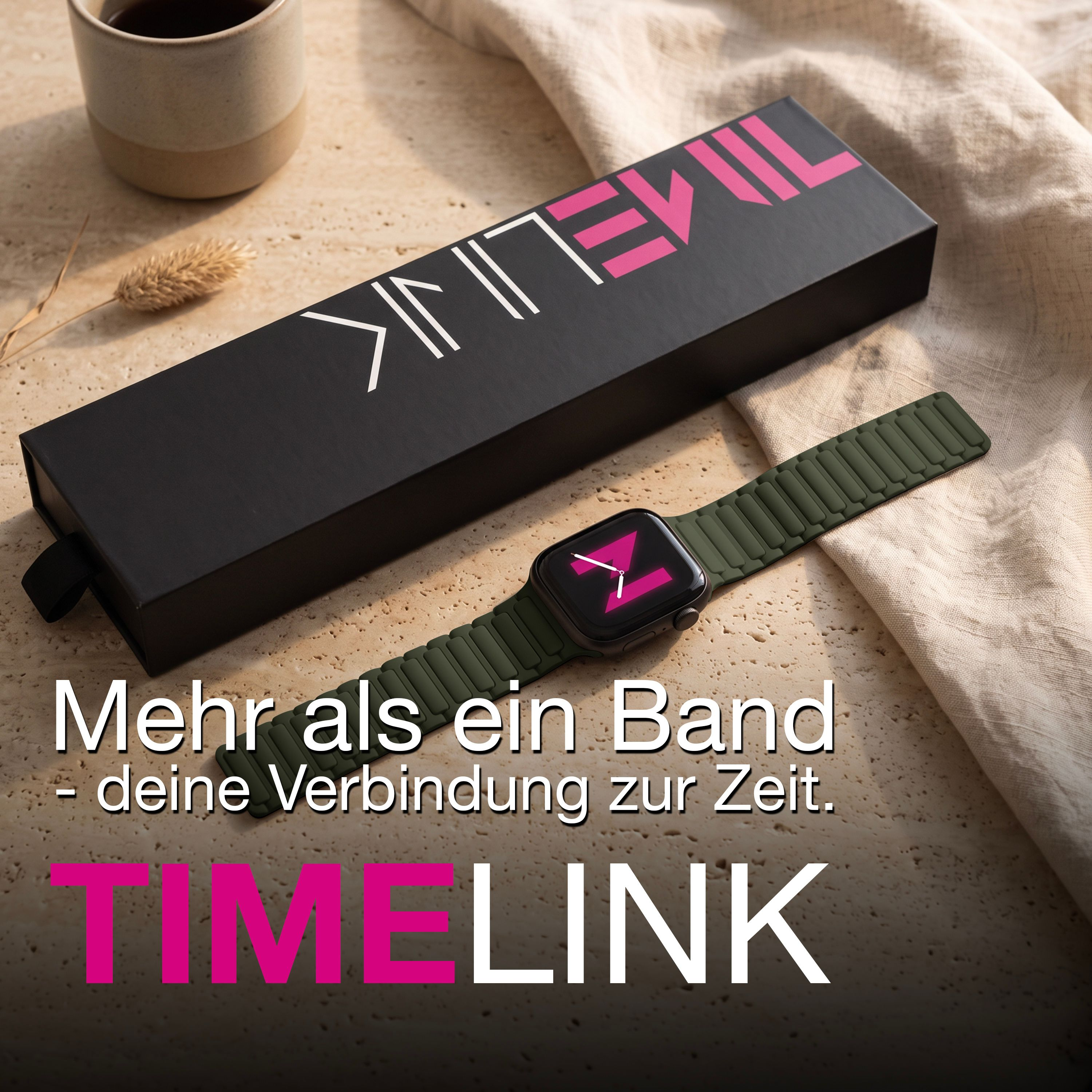 Grüne Smartwatch mit Armband liegt neben schwarzer Box auf beigem Untergrund.