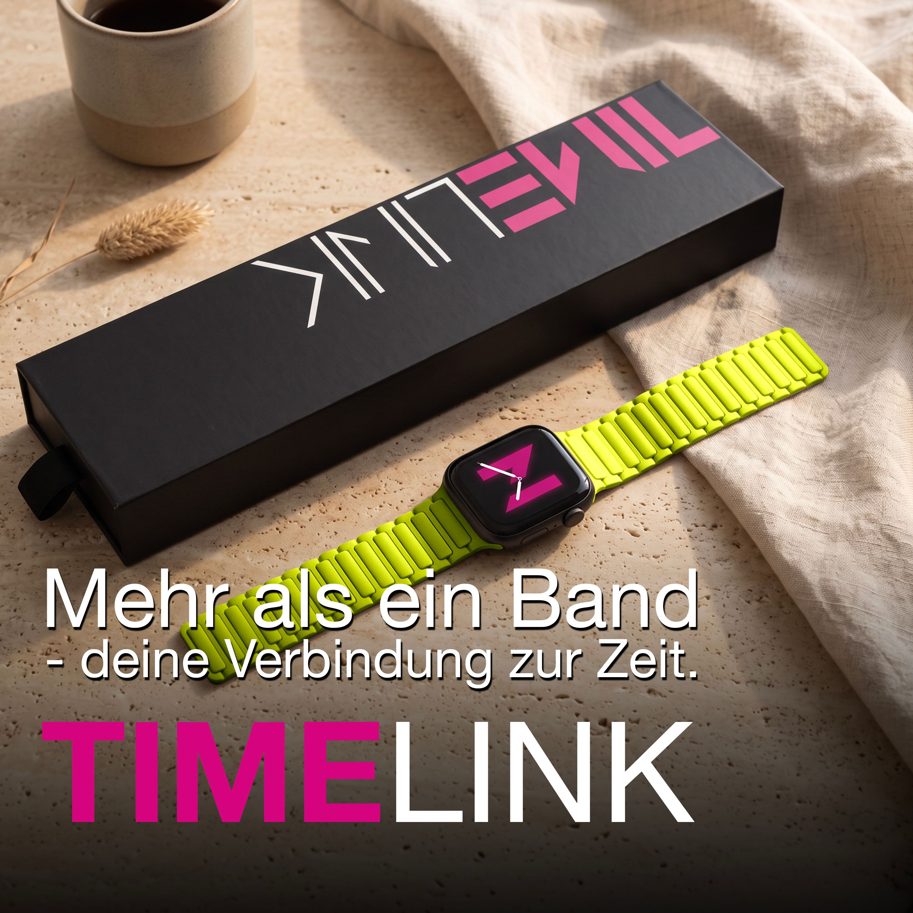 Eine schwarze Smartwatch mit grünem Armband liegt neben einer schwarzen Schachtel und einer Tasse.