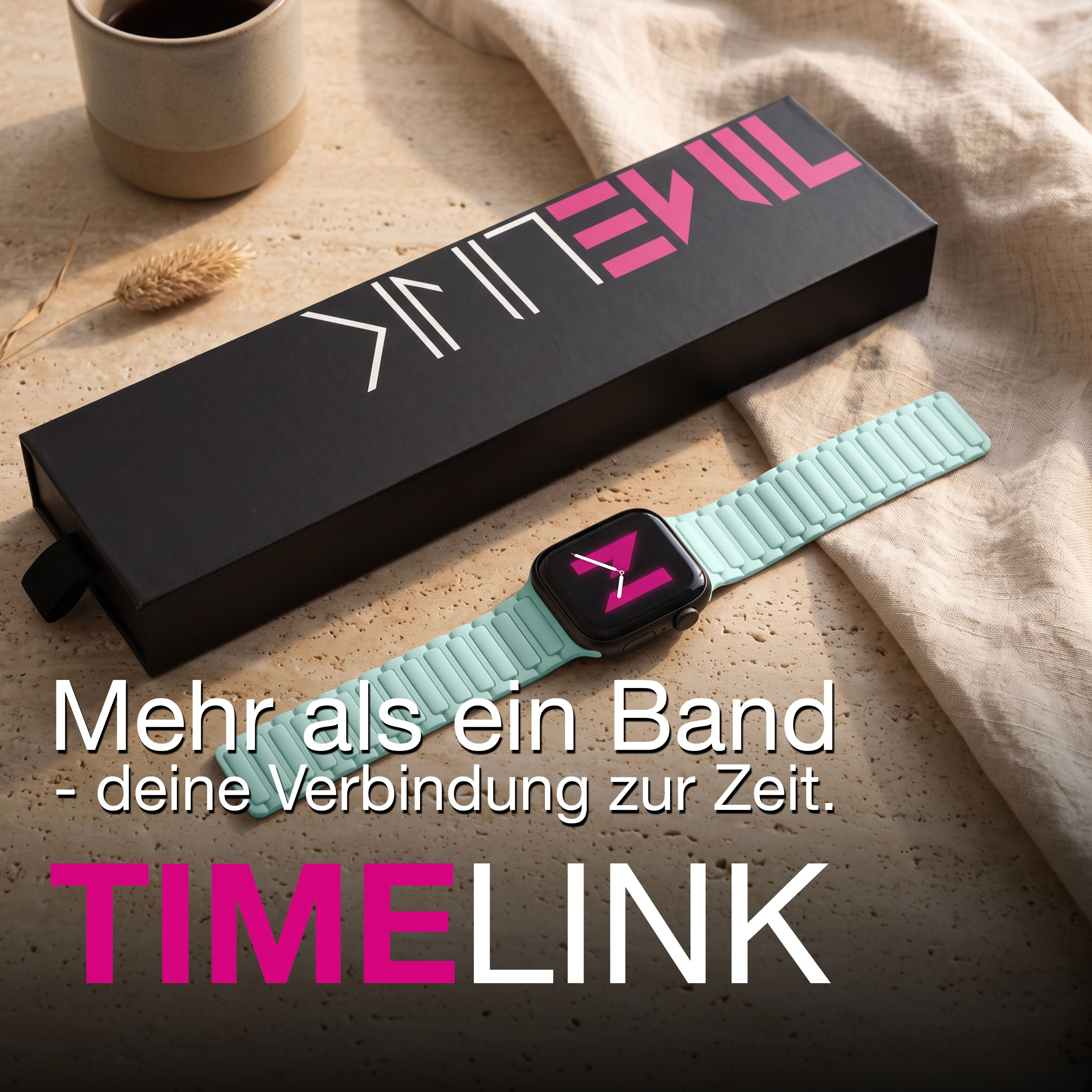 Eine Smartwatch mit mintgrünem Armband liegt auf beigem Stoff neben einer schwarzen Verpackung, einer Tasse und Text.