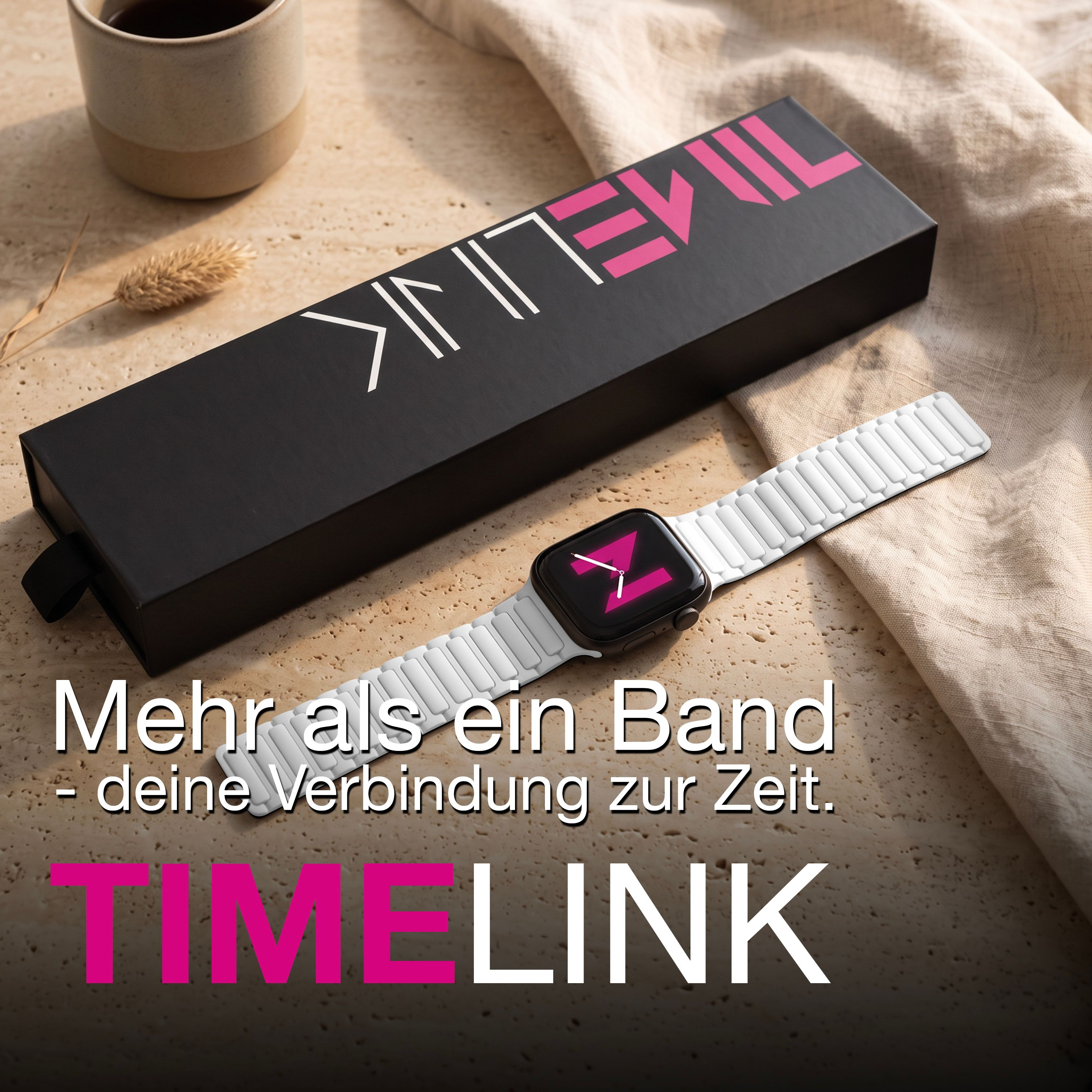 Eine Smartwatch mit weißem Armband liegt neben einer schwarzen Verpackung auf einer hellen Unterlage.