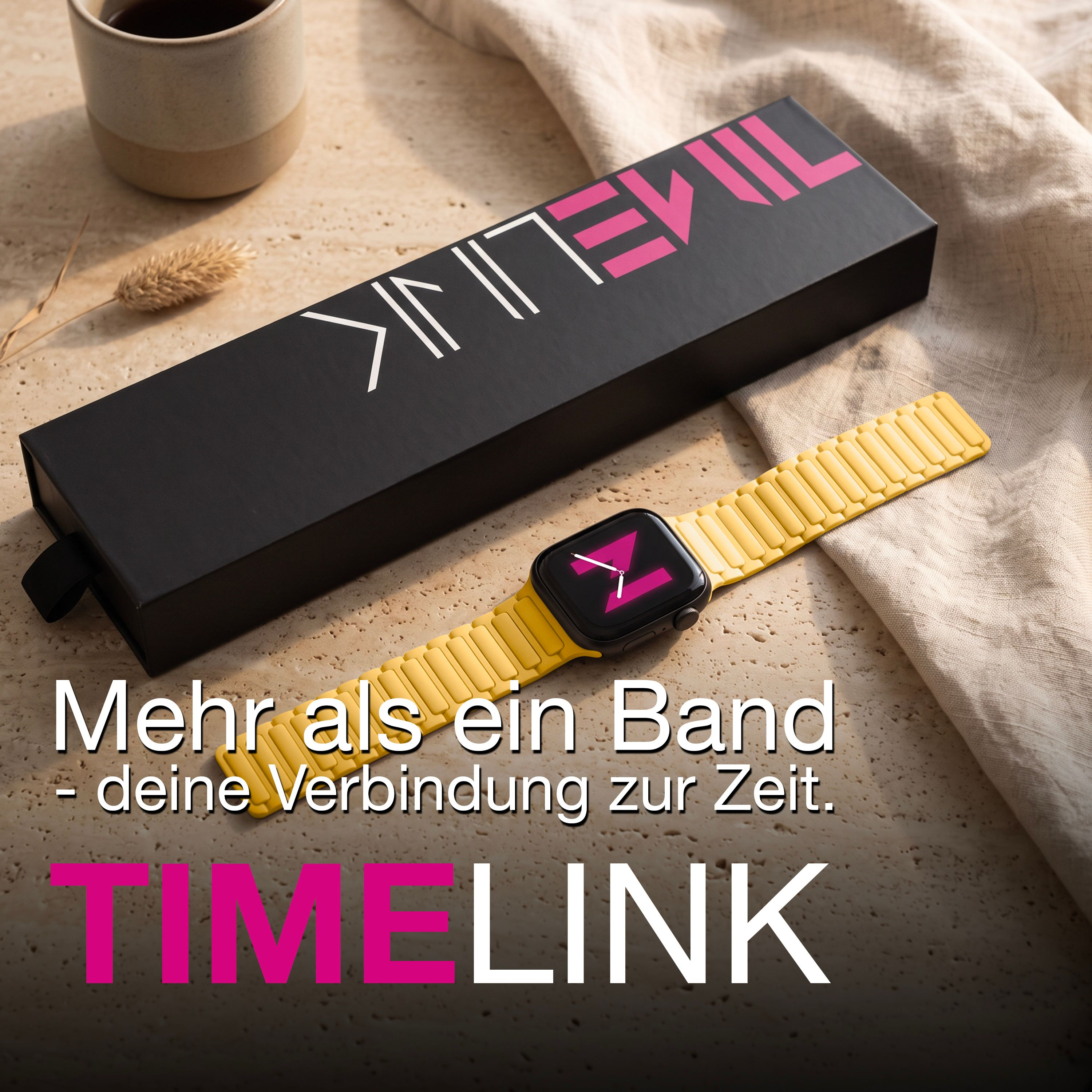 Eine schwarze Box mit rosa Logo, eine gelbe Smartwatch, eine Tasse und Text auf einem beigen Hintergrund.