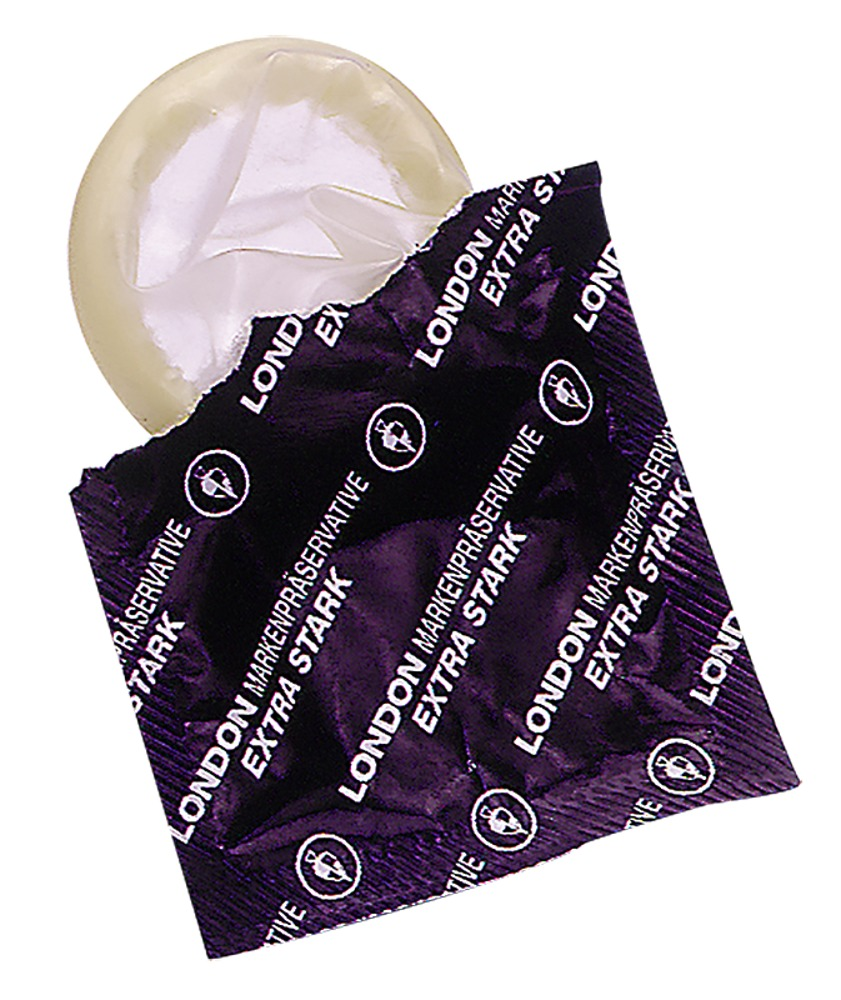 Eine geöffnete lila Kondomverpackung mit einem teilweise herausgezogenen Latexkondom.