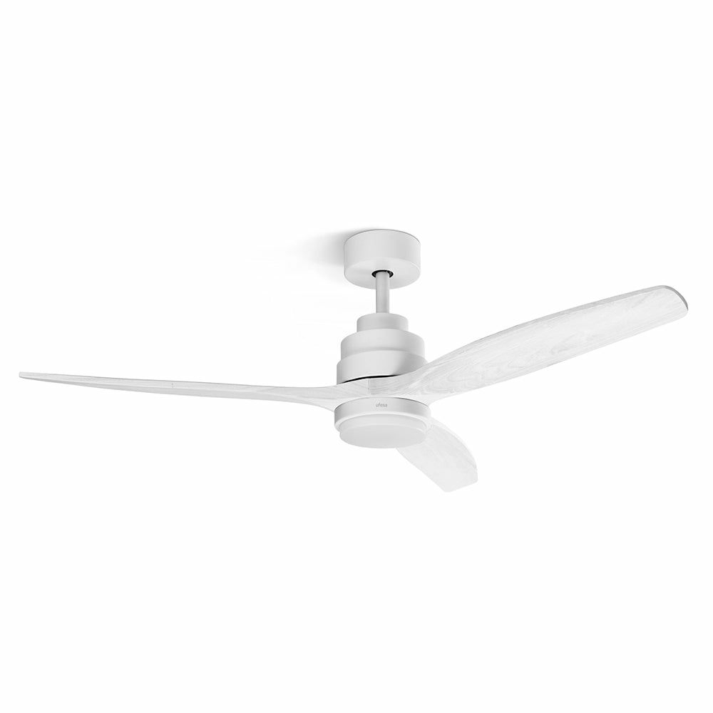 Un moderno ventilatore da soffitto bianco con tre pale con texture in legno su fondo bianco.