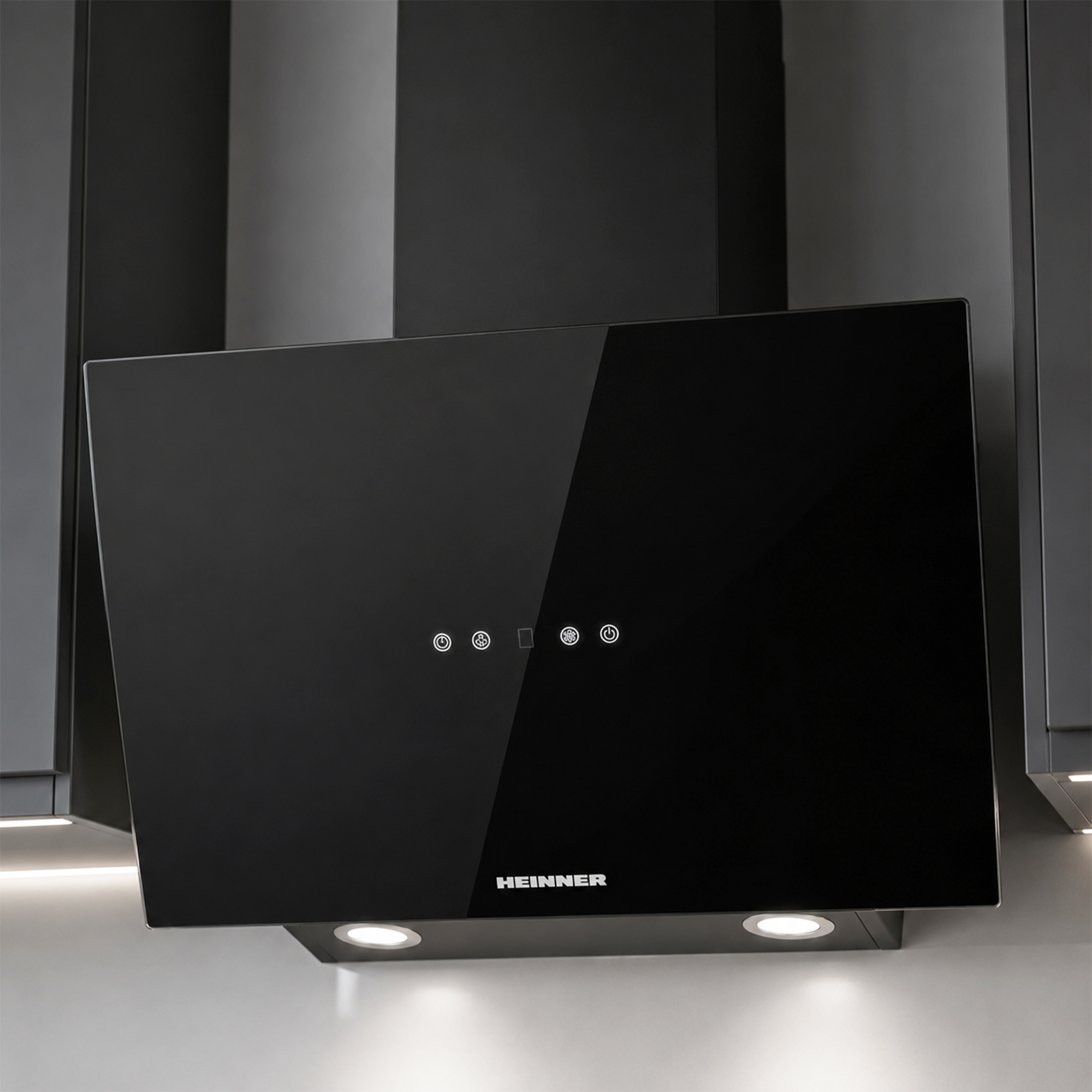Moderne schwarze Dunstabzugshaube mit Touch-Bedienfeld und Lichtern in einer Küche.