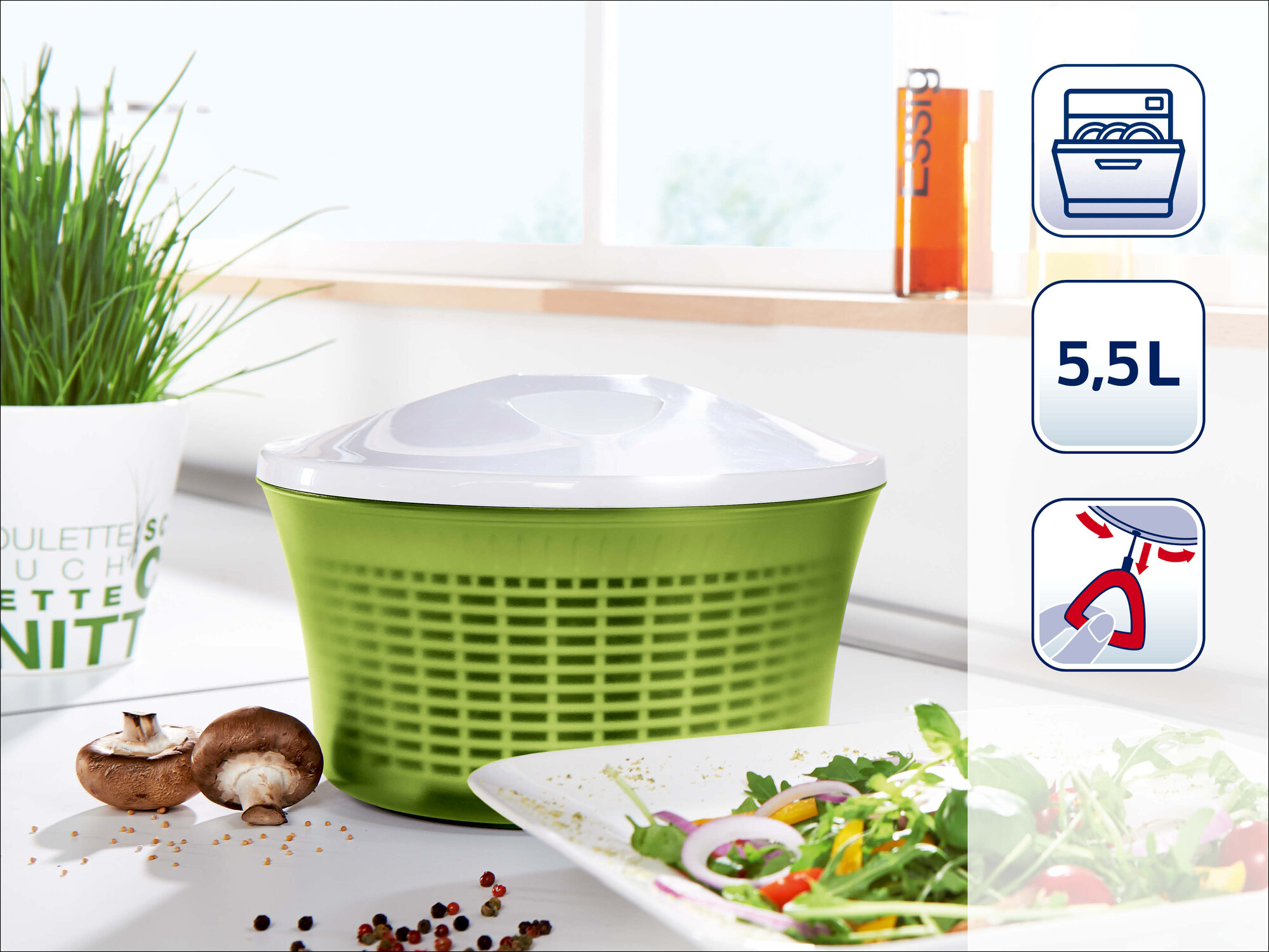 Grüne Salatschleuder auf Küchentheke mit Pilzen, Salat und Symbolen für Spülmaschinenfestigkeit und 5,5L Fassungsvermögen.