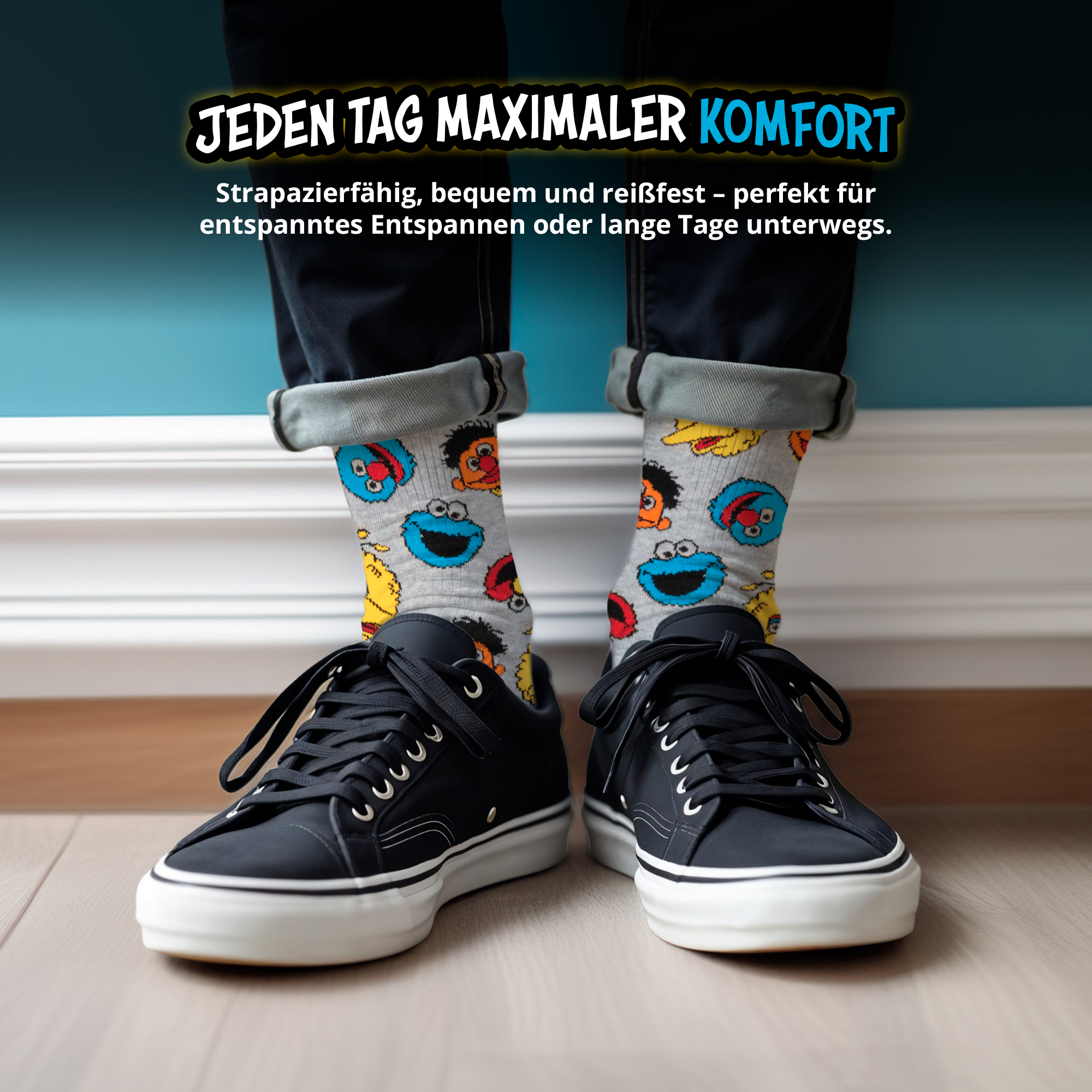 Person in dunklen Jeans und schwarzen Turnschuhen trägt graue Socken mit bunten Sesamstraße-Figuren.