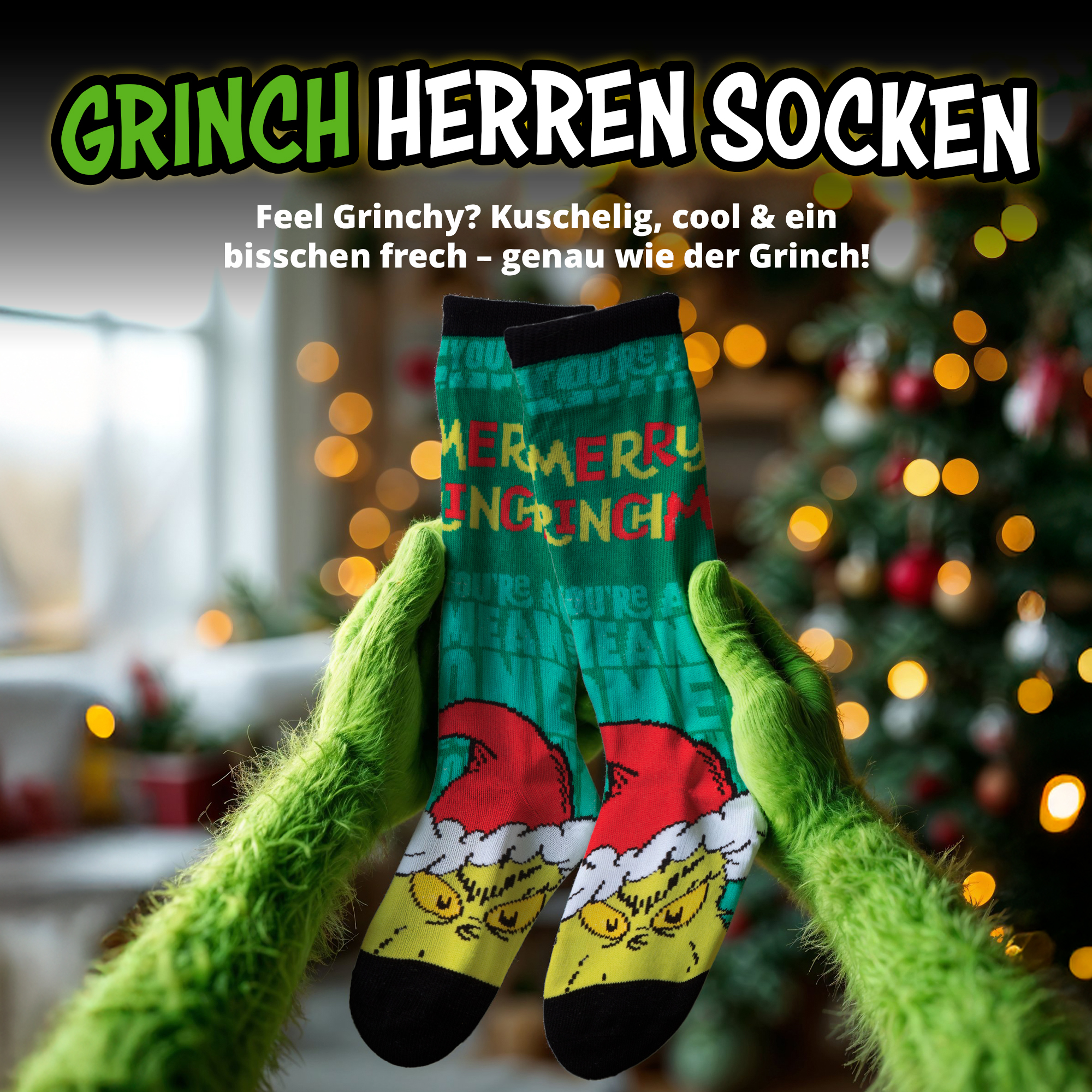 Grüne pelzige Hände halten Grinch-Weihnachtssocken vor einem beleuchteten Baum.