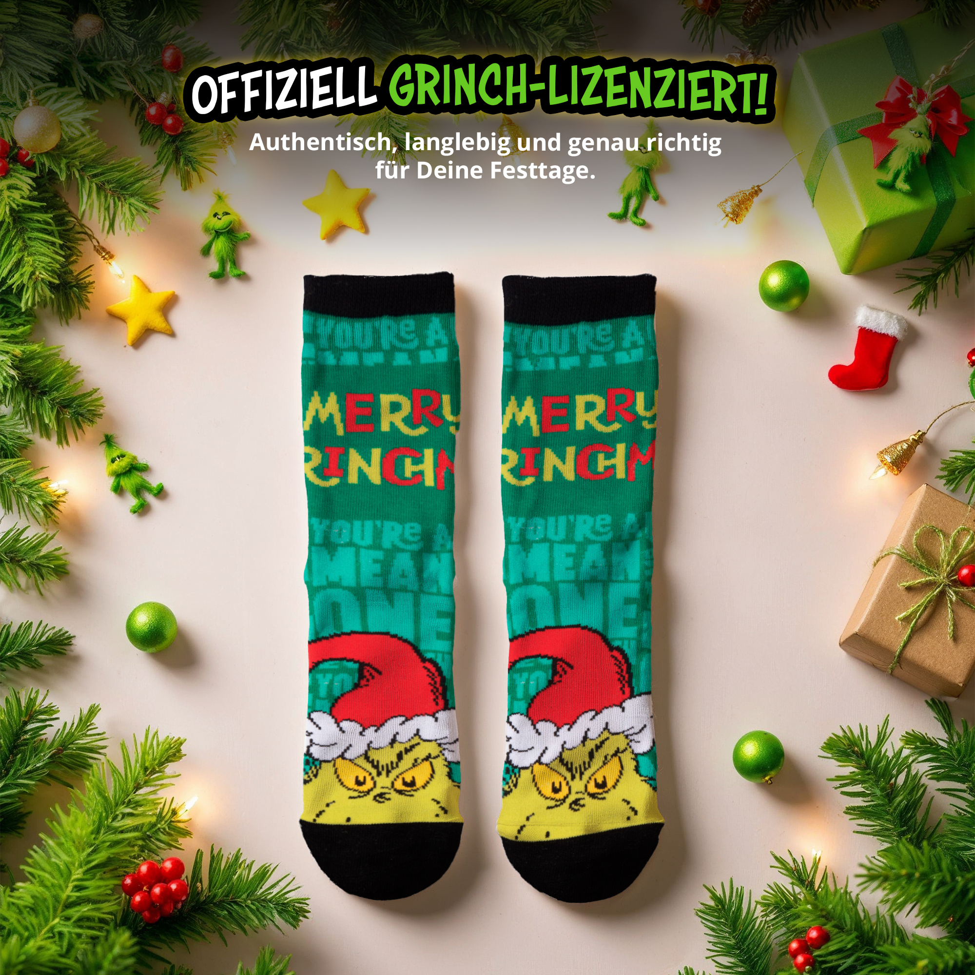 Grüne Grinch-Weihnachtssocken auf weißem Hintergrund mit Geschenken und Tannen.
