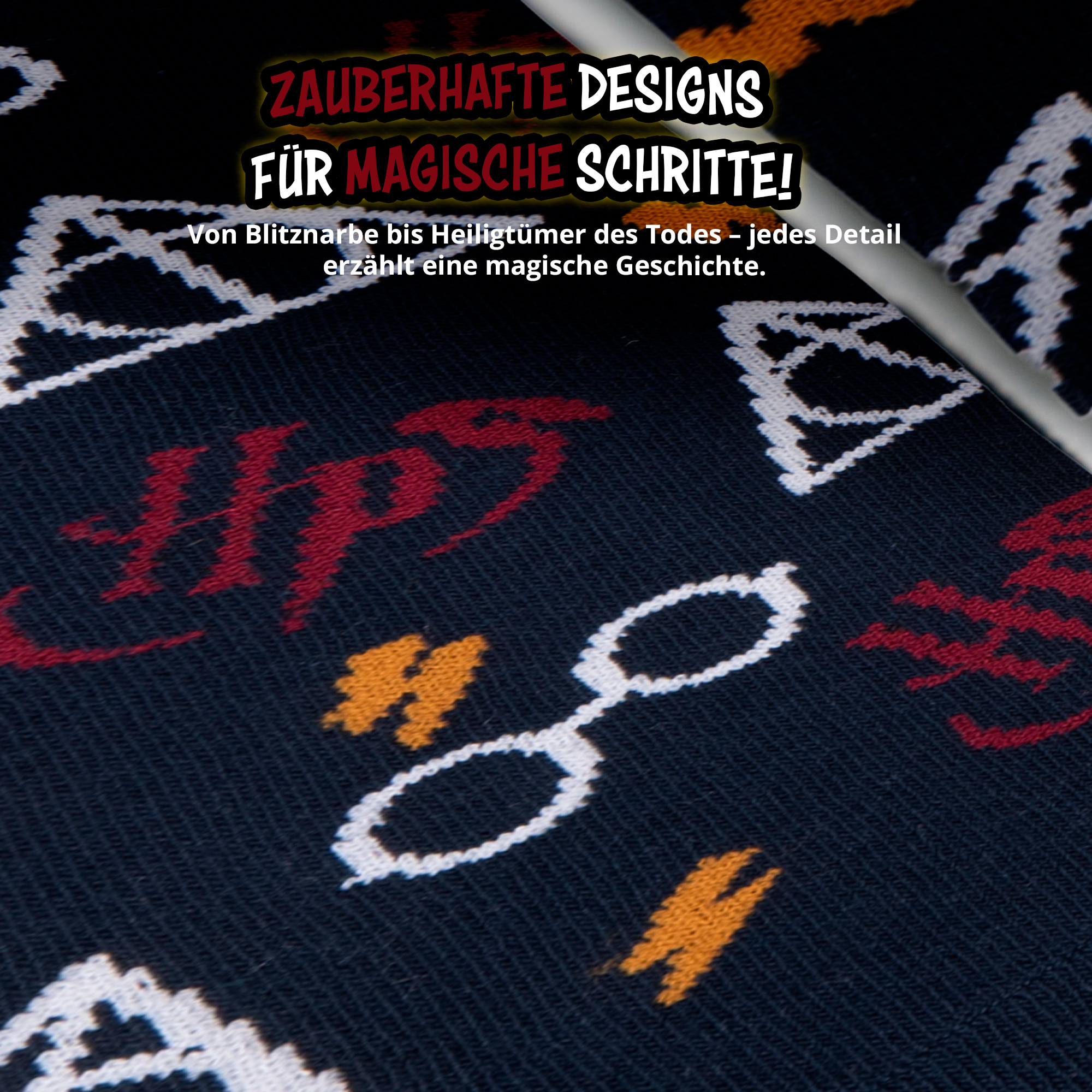 Dunkelblaue Socken mit weißen Brillen- und Blitzmotiven sowie deutscher Werbeinschrift.