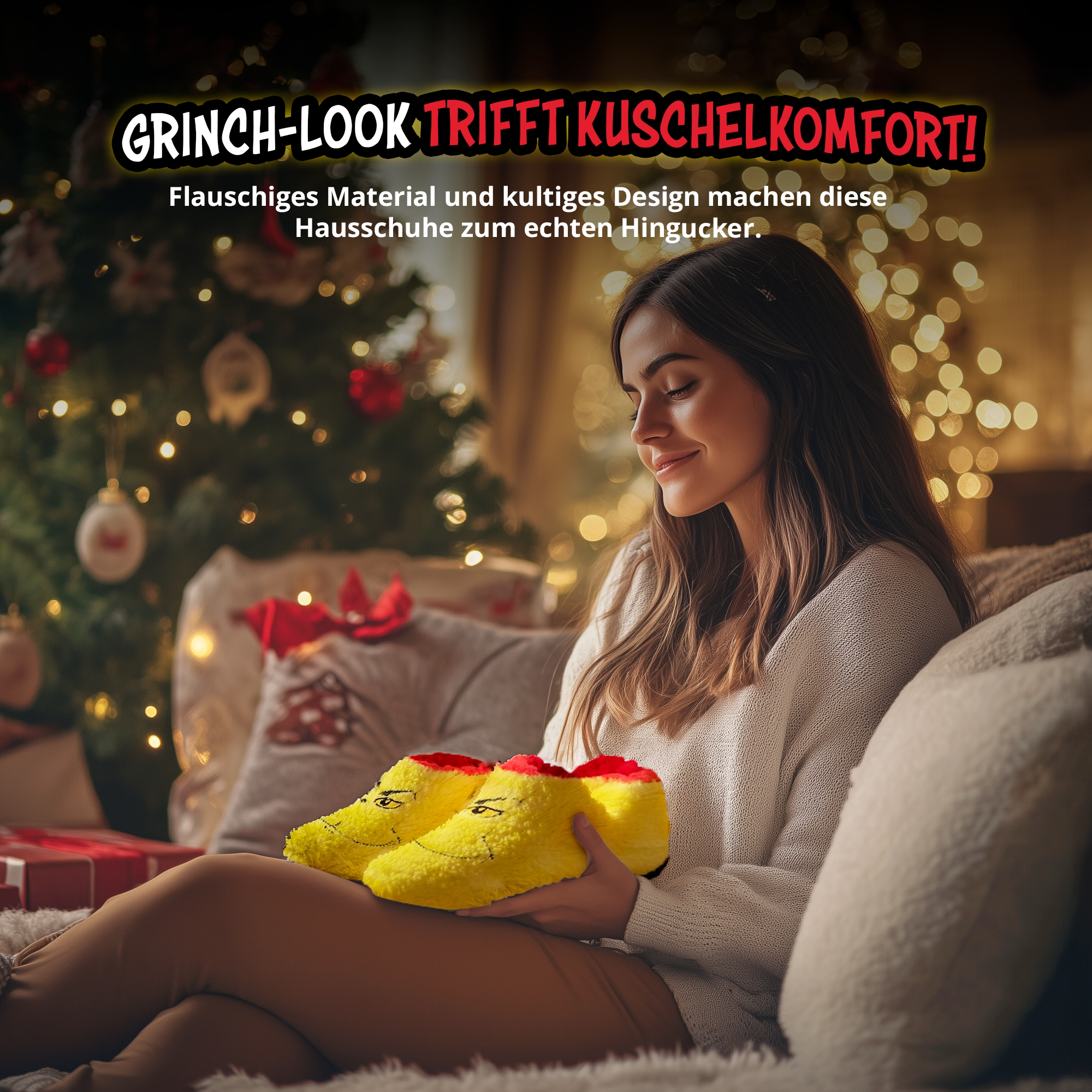 Frau hält flauschige gelb-rote Grinch-Hausschuhe in einem gemütlichen Raum mit Weihnachtsbaum.