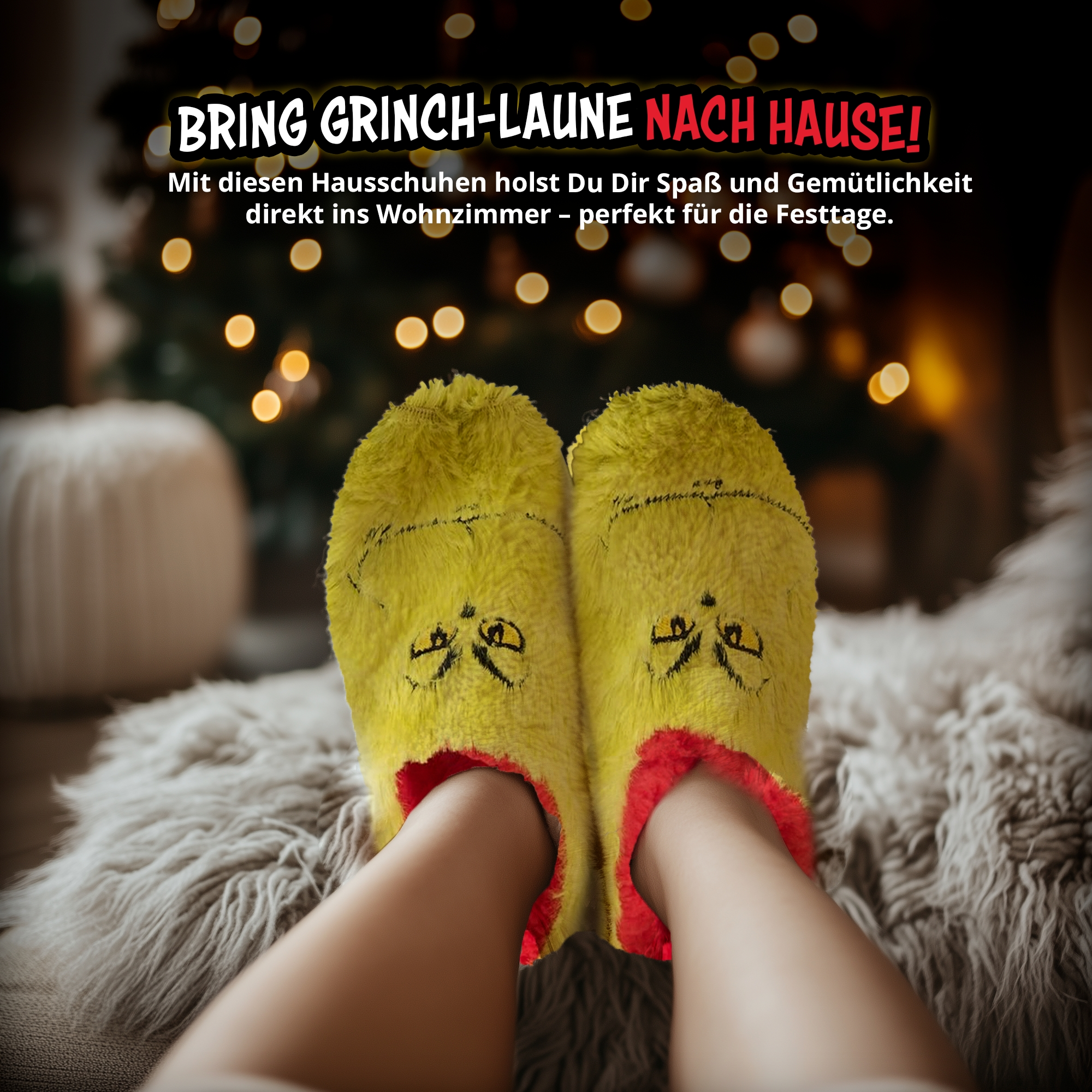 Person trägt flauschige gelbe Grinch-Hausschuhe auf einem flauschigen Teppich mit Weihnachtsbaum im Hintergrund.