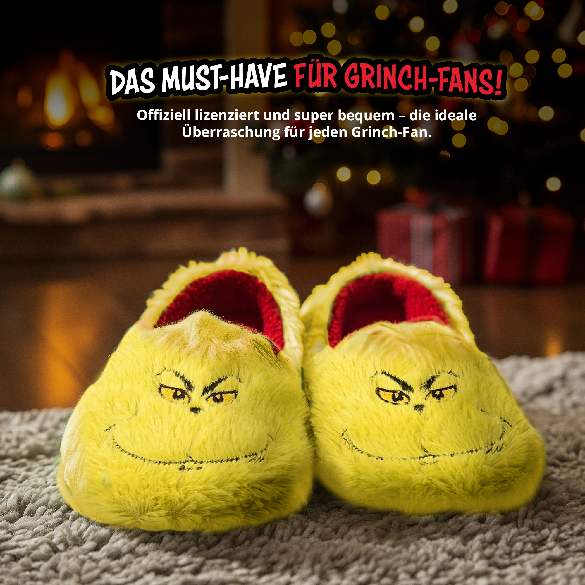 Flauschige gelbe Grinch-Hausschuhe auf einem Teppich vor einem Kamin und Weihnachtsbaum.