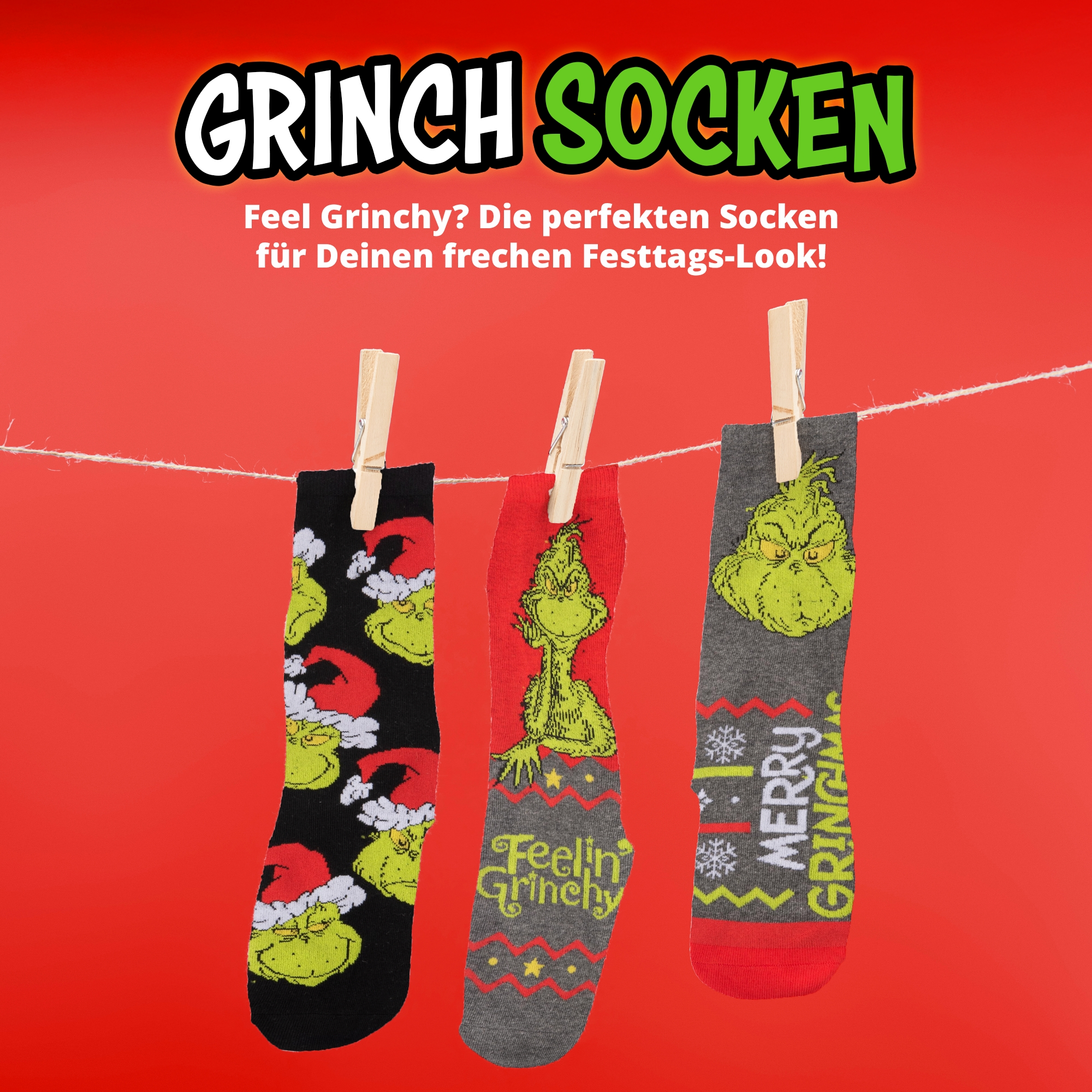 Drei Grinch-Socken hängen an einer Wäscheleine vor rotem Hintergrund mit Text oben.