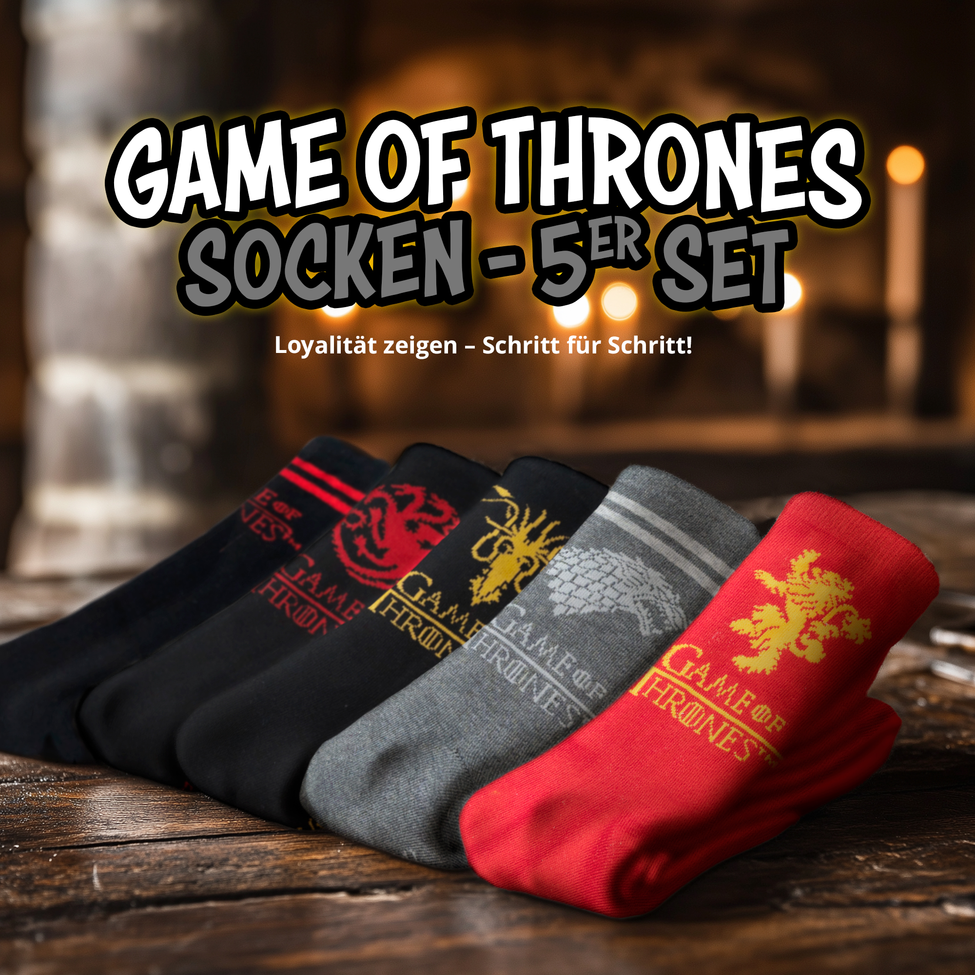 Ein Fünfer-Set Game of Thrones Socken in verschiedenen Farben liegt auf einem Holztisch vor verschwommenem Hintergrund.