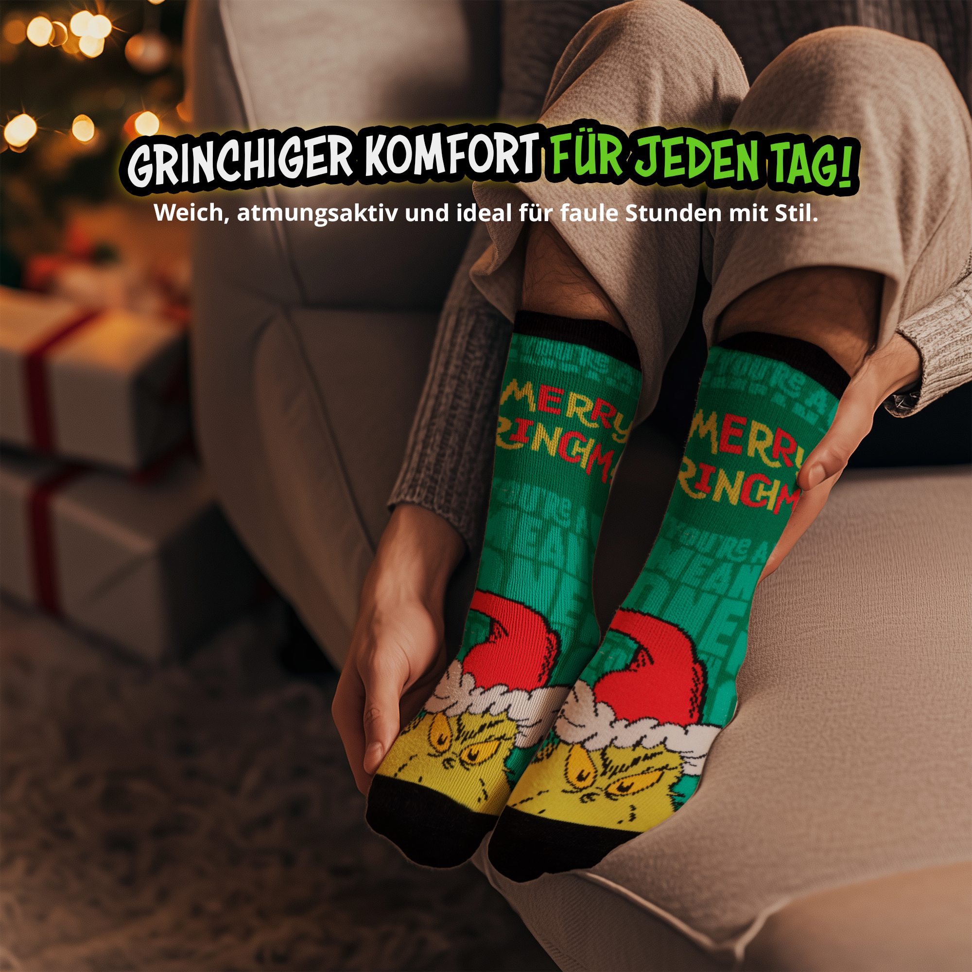 Person auf Sofa trägt grüne Grinch-Weihnachtssocken mit der Aufschrift Merry Grinchmas.