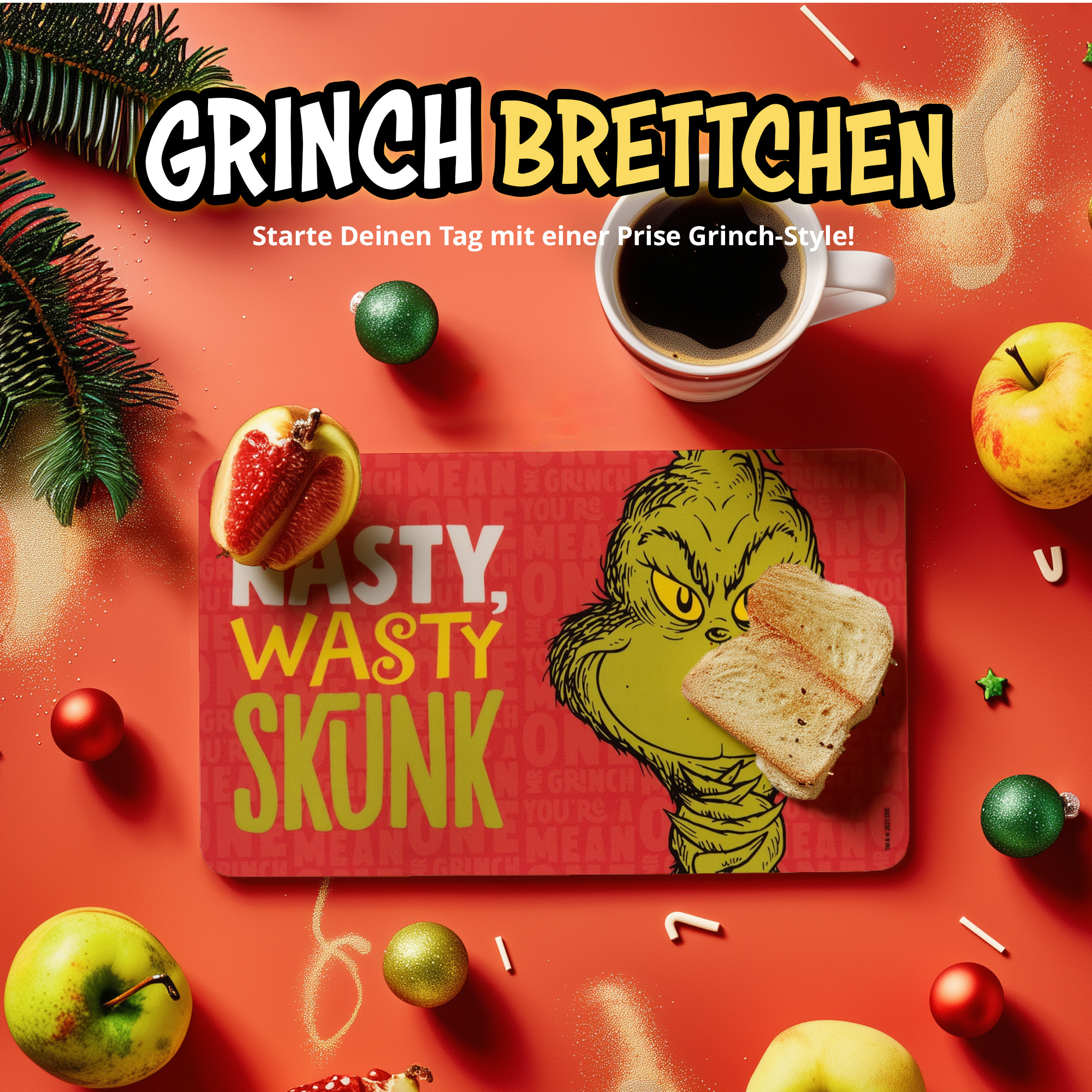 Grinch-Frühstücksmatte mit Kaffee, Toast, Obst und Weihnachtskugeln auf rotem Grund.