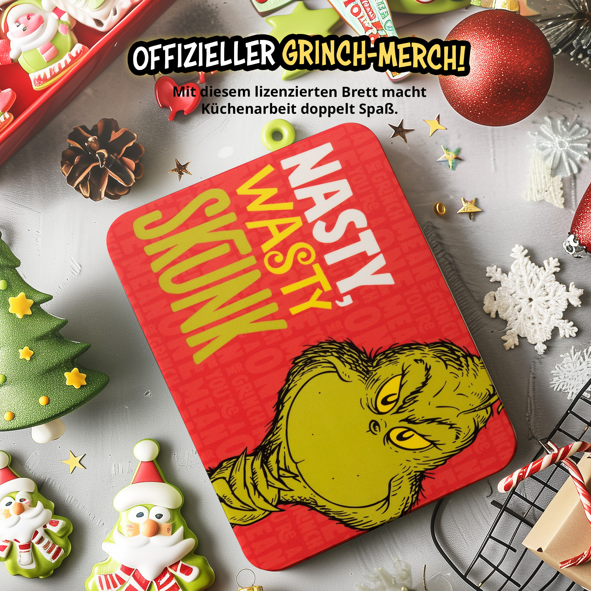 Rotes Grinch-Schneidebrett mit der Aufschrift Nasty Wasty Skunk und der Grinch-Figur, umgeben von Weihnachtsdeko.