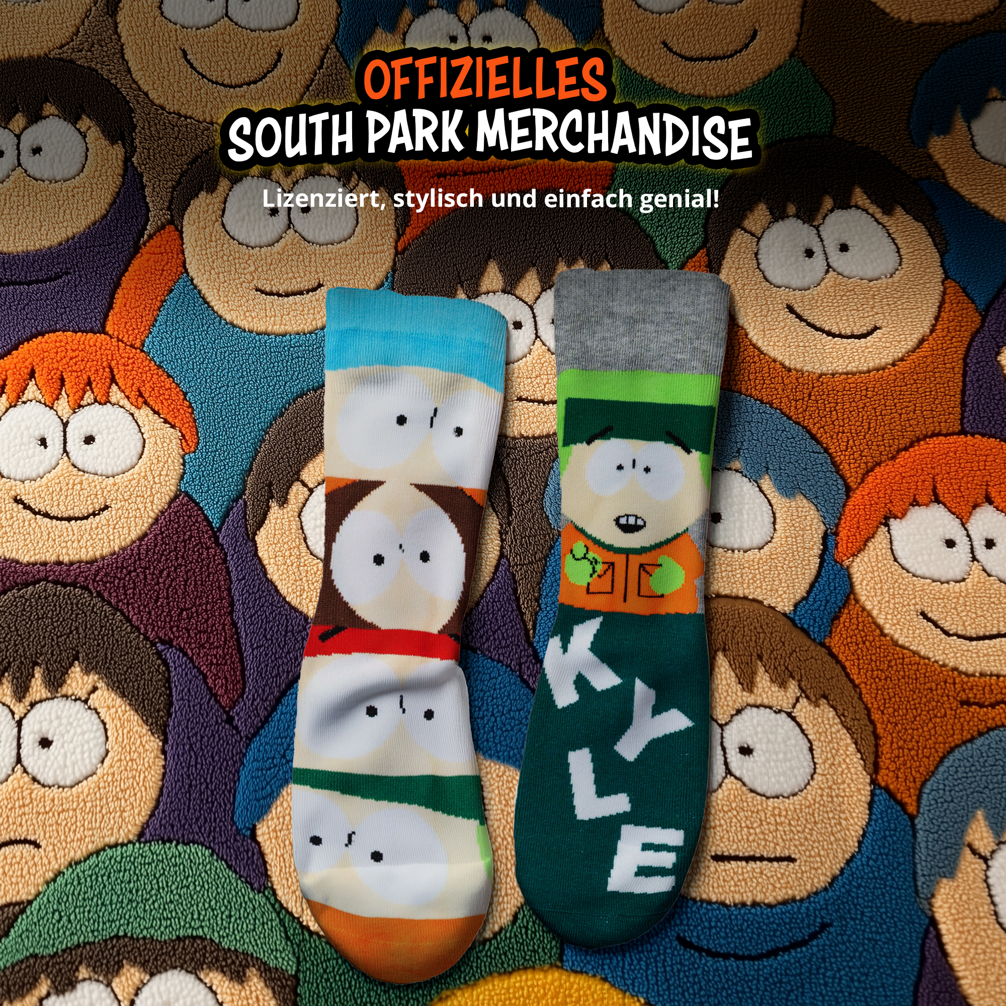Zwei South Park Socken auf einem Teppich mit Charakteren und Werbetext.