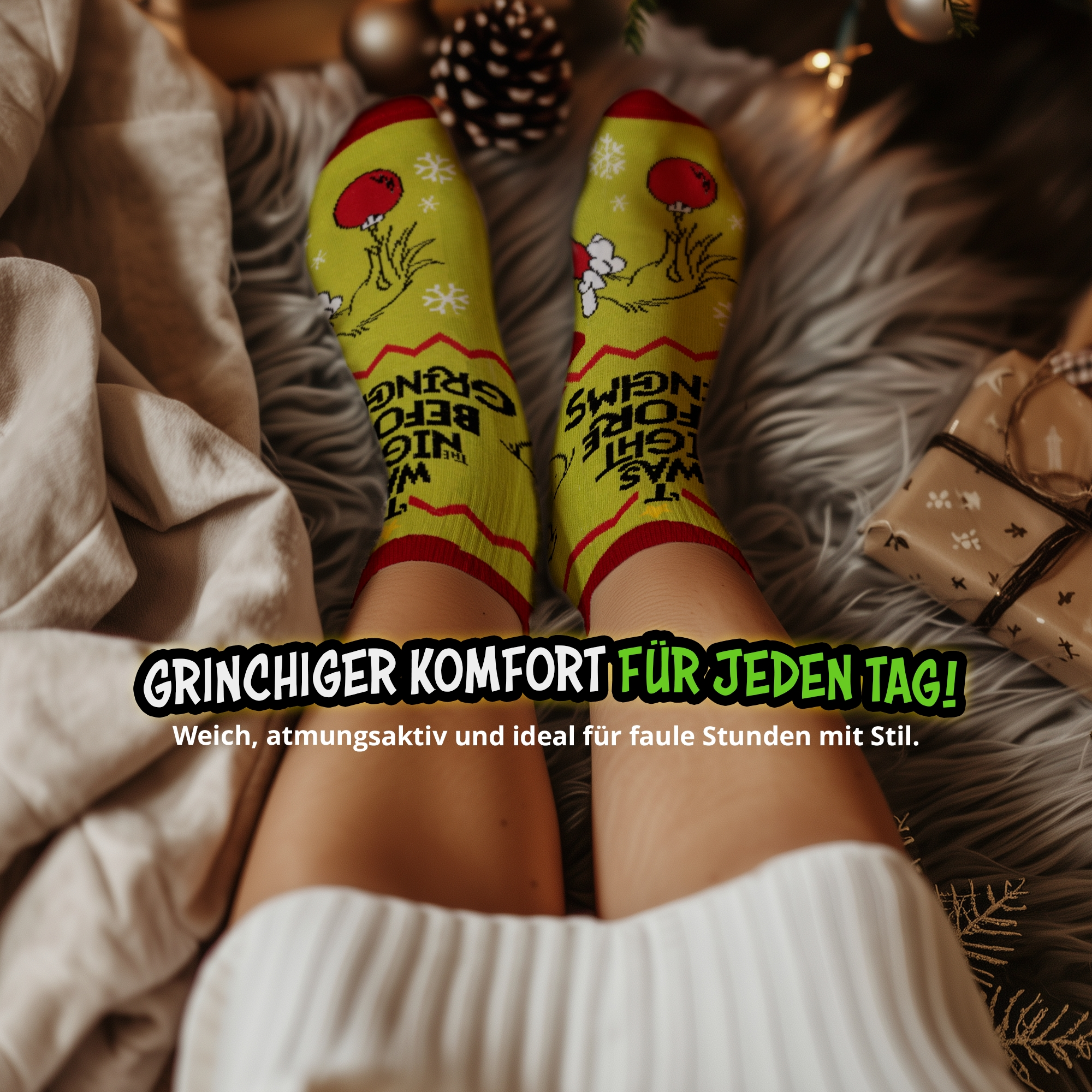 Beine in grünen Grinch-Socken auf einem weichen grauen Teppich mit Geschenken.